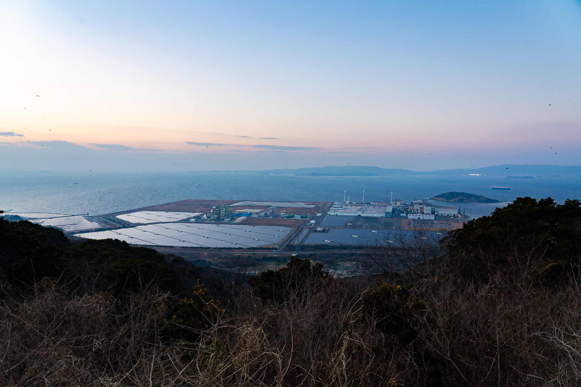三河湾側の眺望は、メガソーラーの反射が美しい