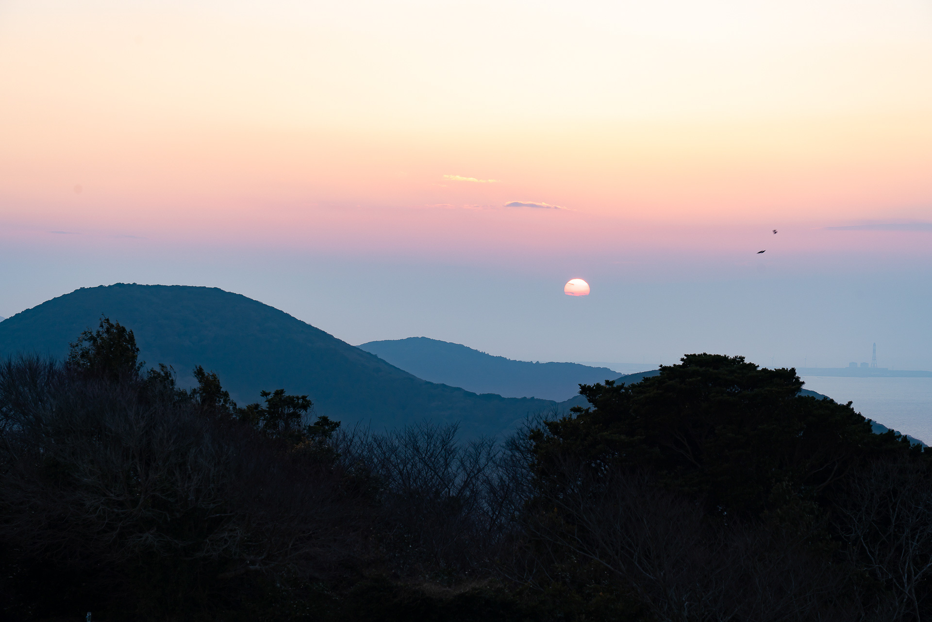 渥美半島の山々に沈む美しい夕焼けで旅を締めくくった