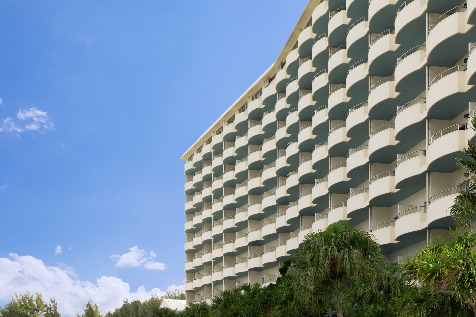 オーシャンビューの客室はプライベートバルコニーを完備