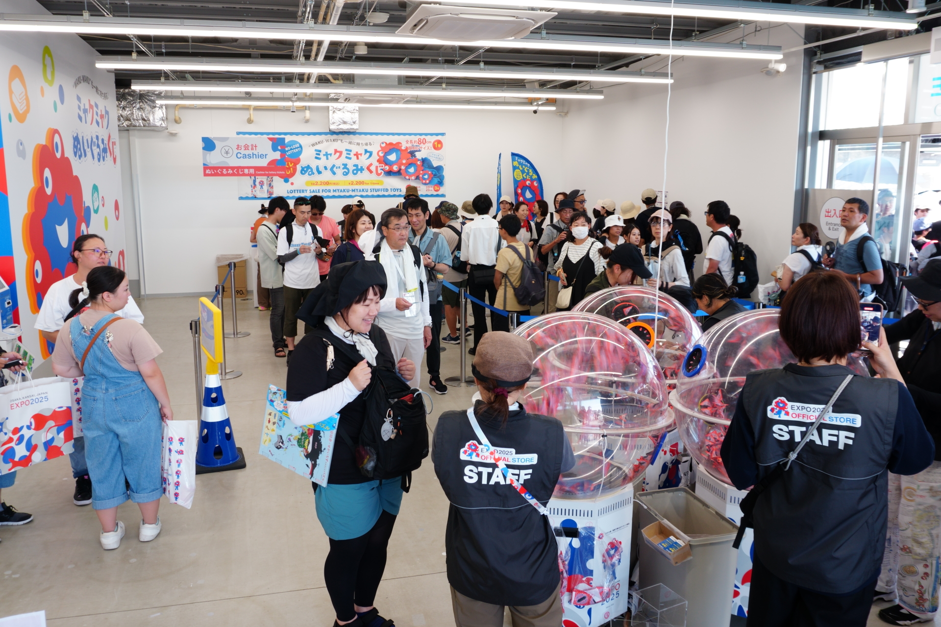 会期後半のミャクミャクくじ売り場の様子。たったの2200円で、並べば確実にミャクミャクのぬいぐるみが手に入ることから、7月中旬時点でも約2時間待ちとなっていた
