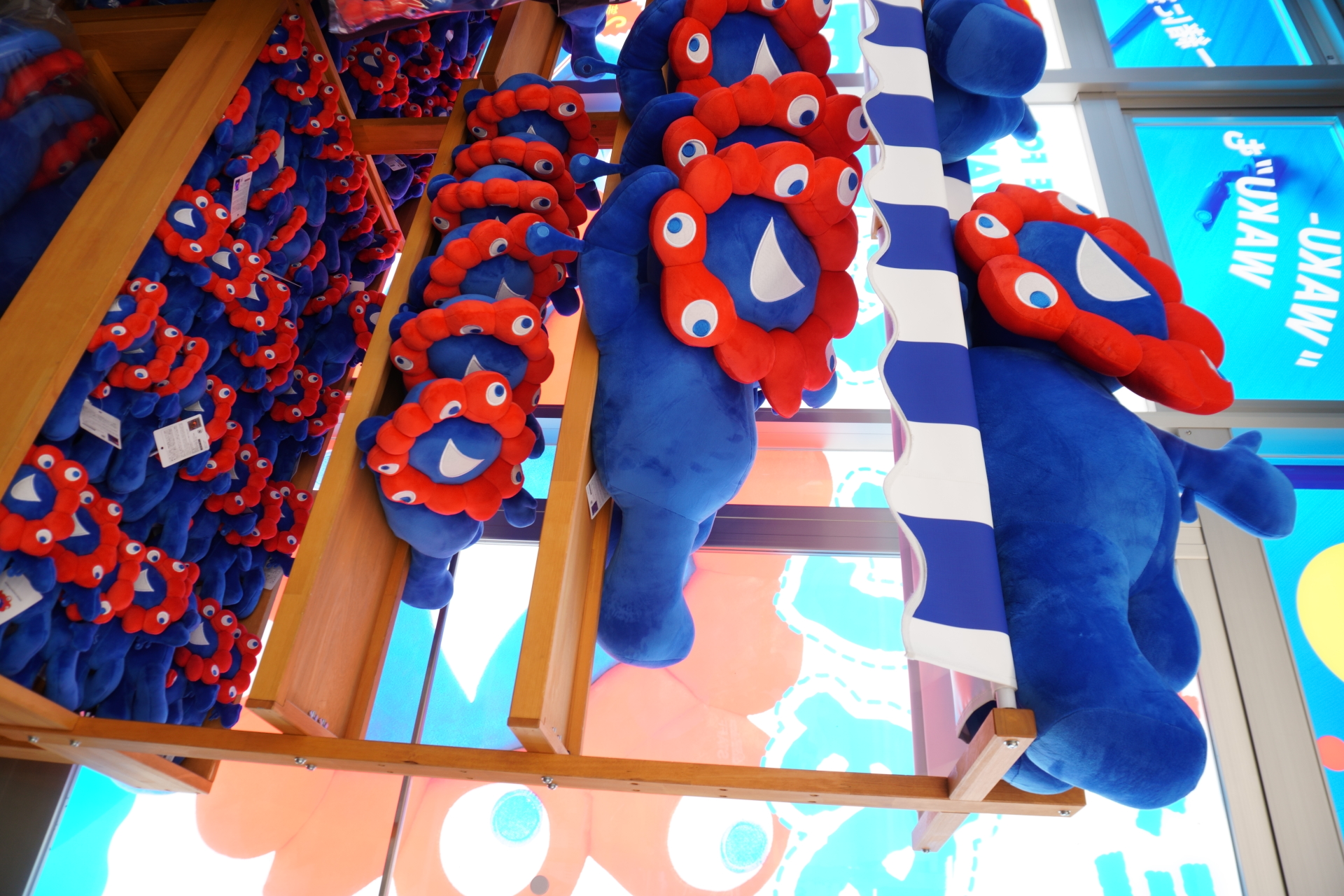 会期後半のミャクミャクくじ売り場の様子。たったの2200円で、並べば確実にミャクミャクのぬいぐるみが手に入ることから、7月中旬時点でも約2時間待ちとなっていた