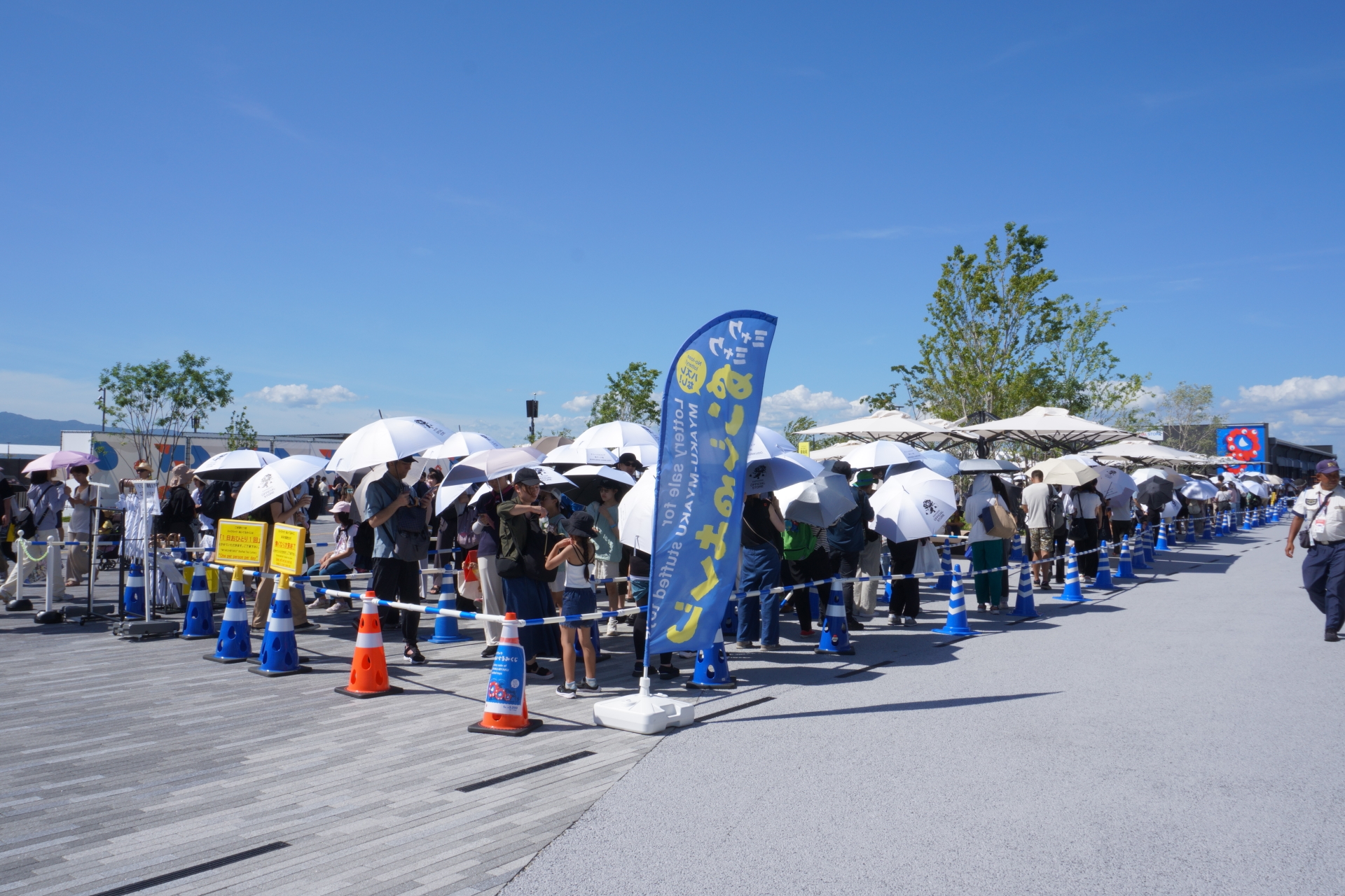 会期後半のミャクミャクくじ売り場の様子。たったの2200円で、並べば確実にミャクミャクのぬいぐるみが手に入ることから、7月中旬時点でも約2時間待ちとなっていた