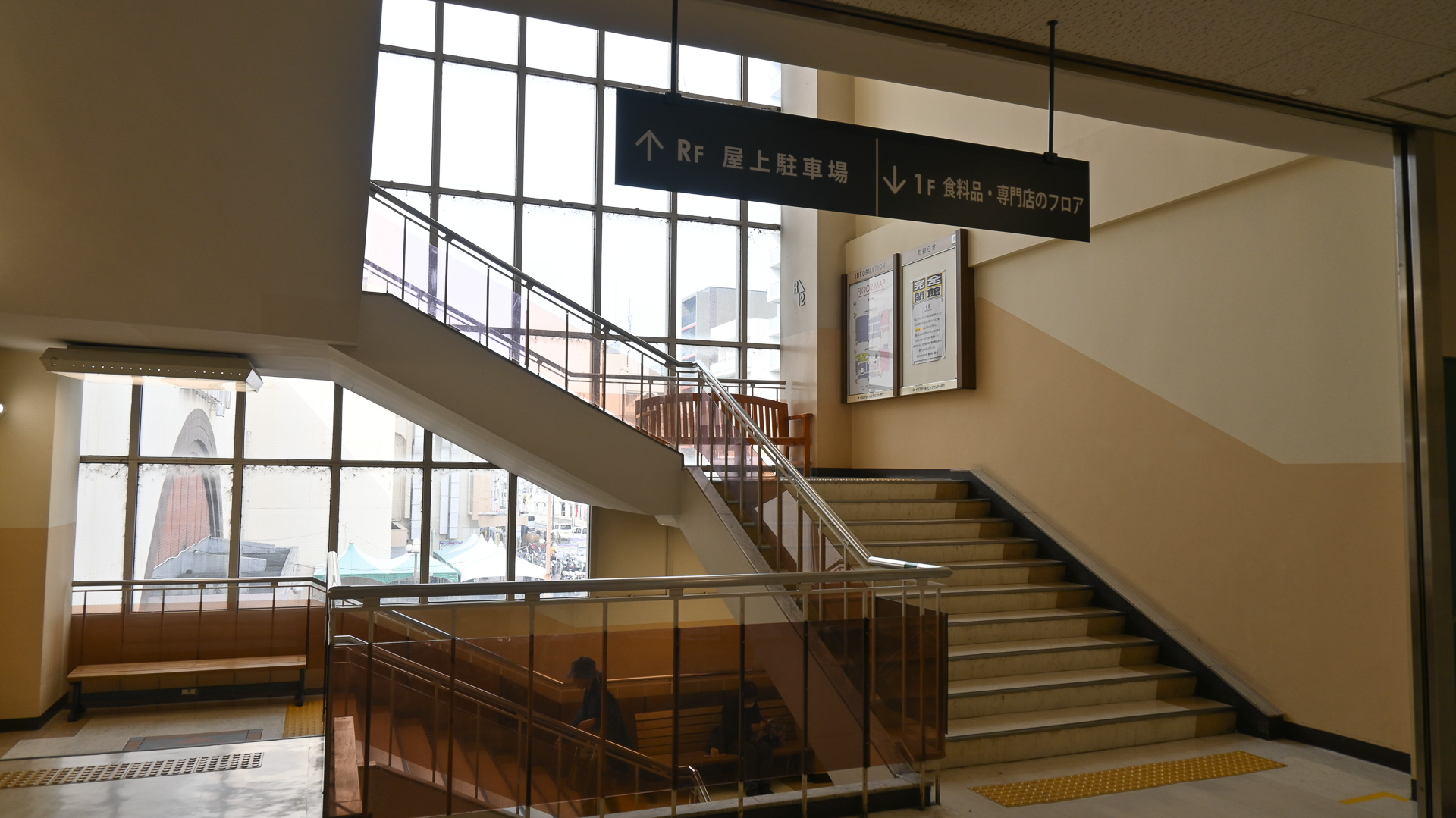 吹き抜けフロア。中階にはトイレがある