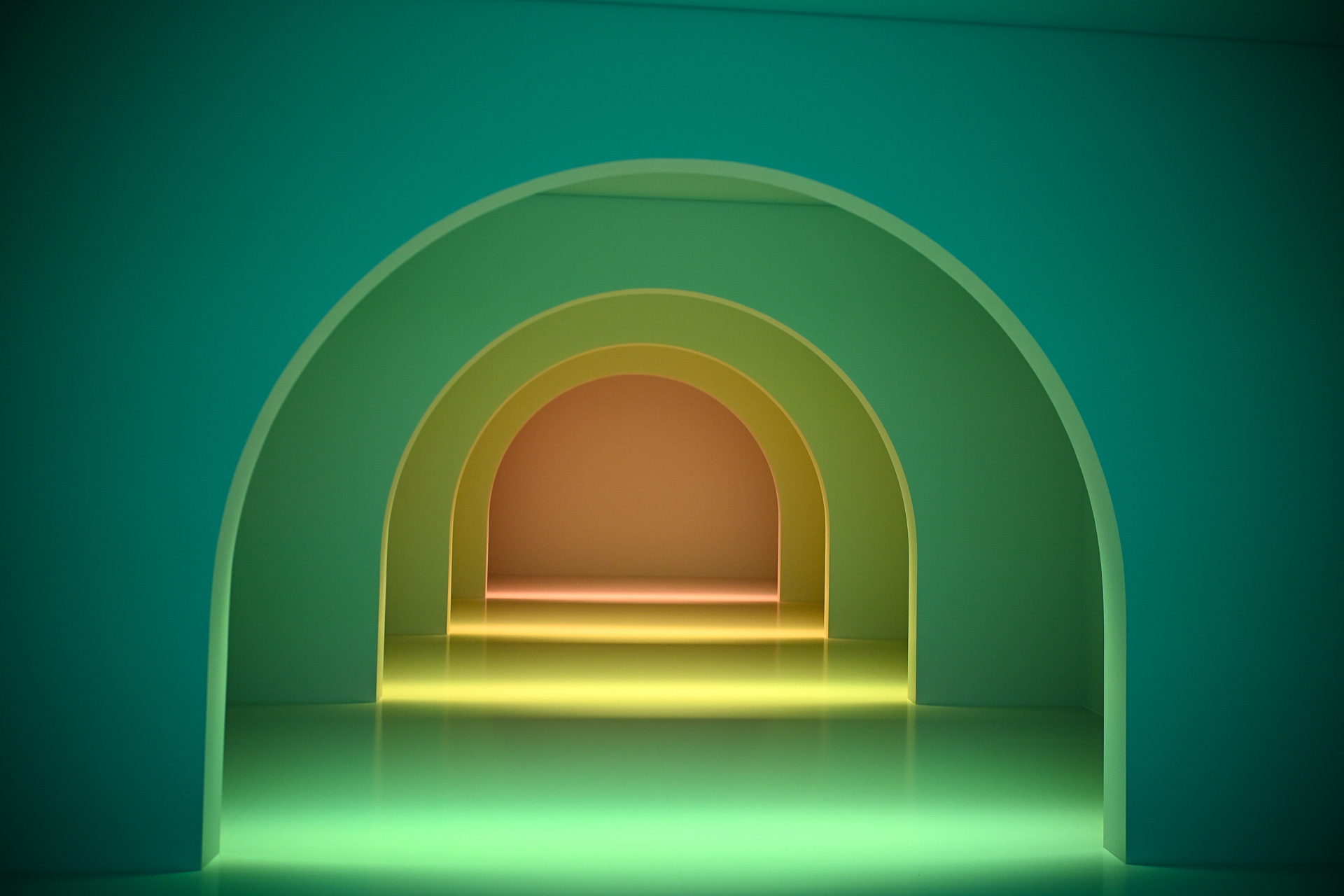 このトンネルを抜けていくと……