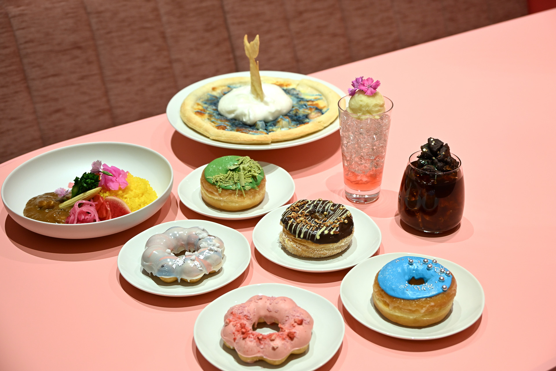 今回お披露目した限定フードたち。手軽に味わえるドーナツがイチオシ！