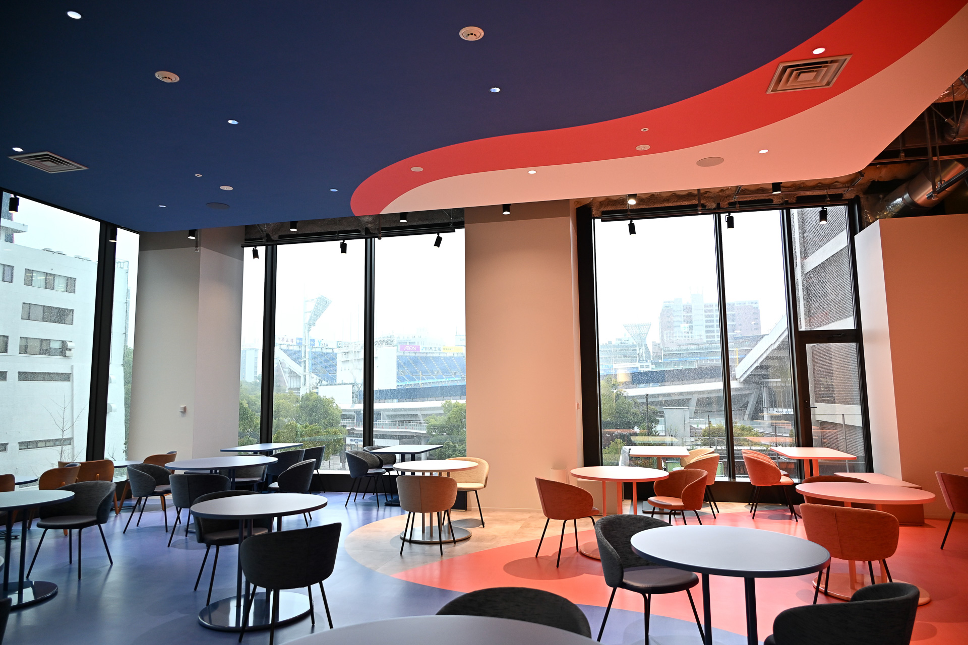 なお、ひとやすみできるカフェは球場のすぐ横！　応援の声も聞こえてきそうな近さとまさに横浜な景色が広がる