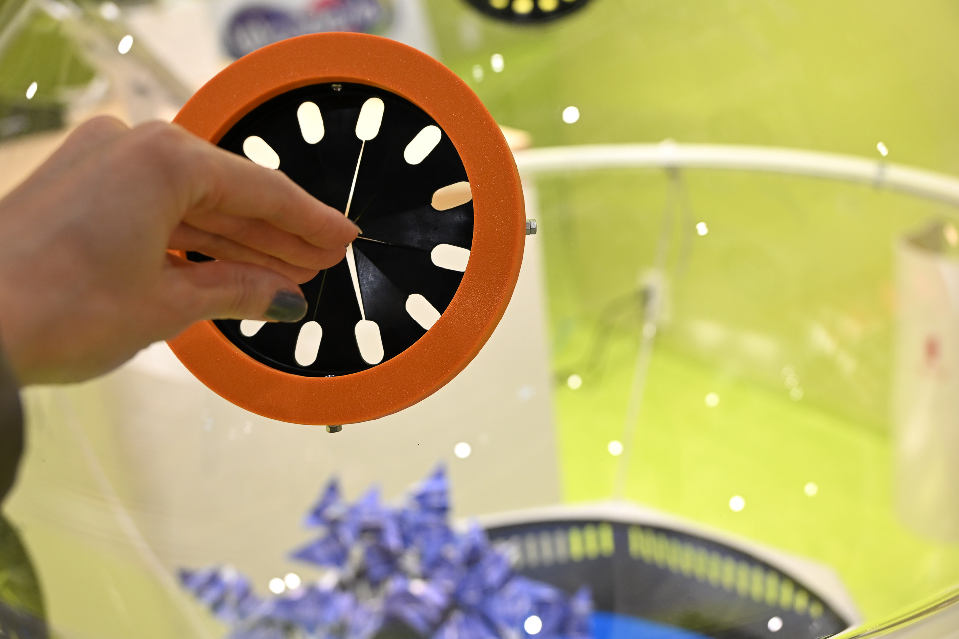 手を入れてくじを選ぶスタイルだ