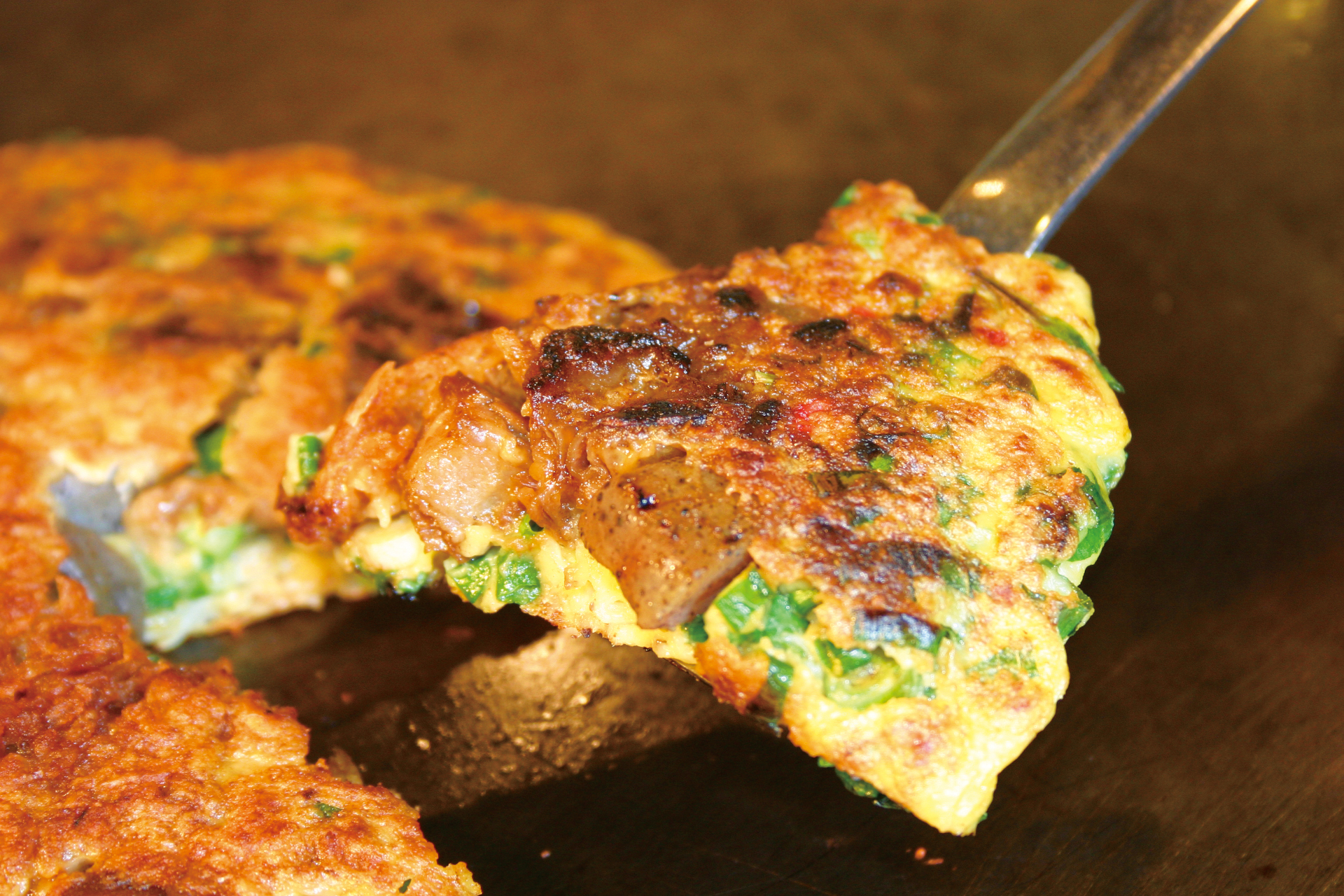 ねぎ焼やまもと「すじねぎ焼」（イートイン1980円、テイクアウト1944円）