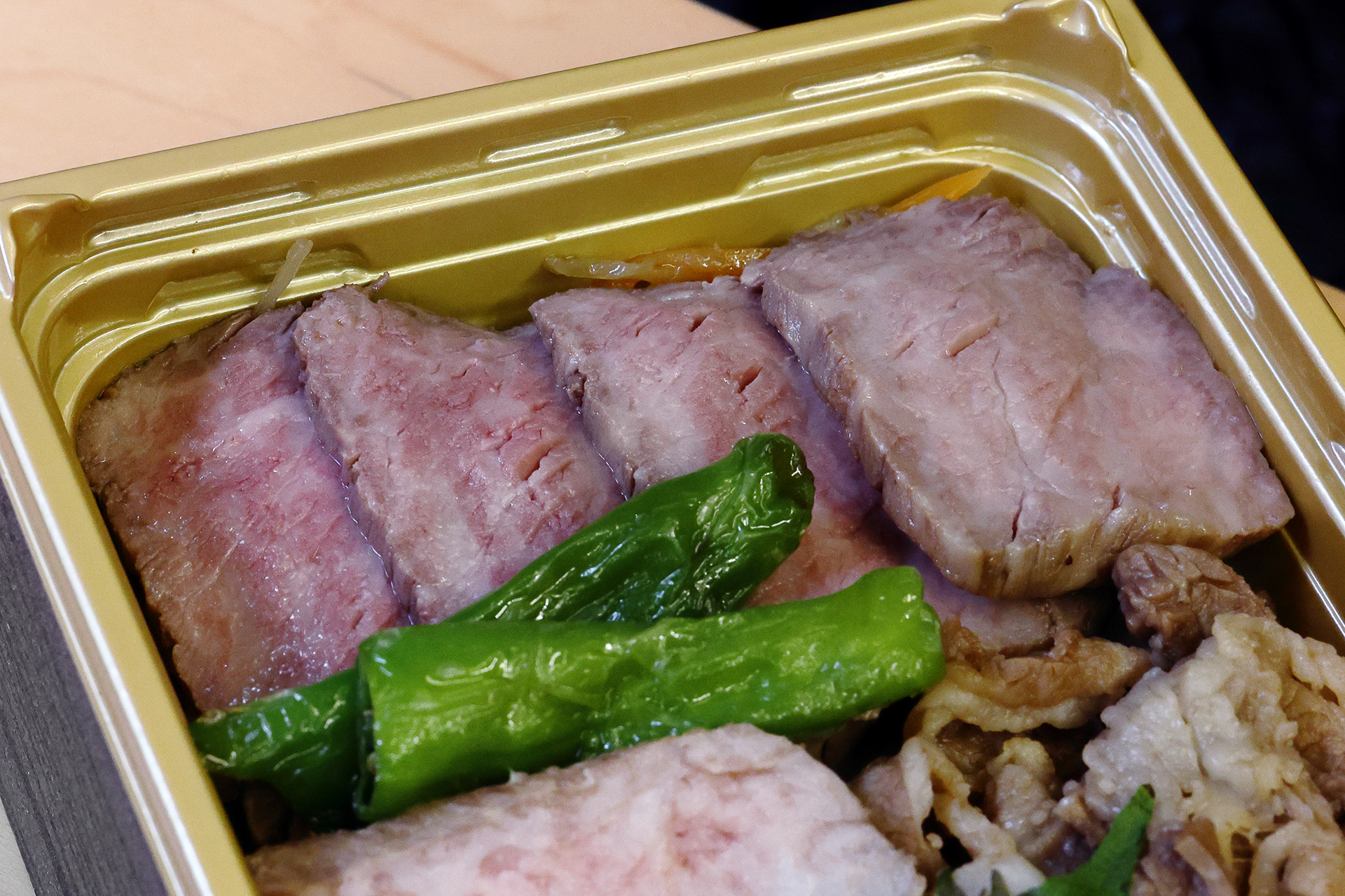 赤みと脂の旨さがギュッと詰まった、おおいた豊後牛のローストビーフ