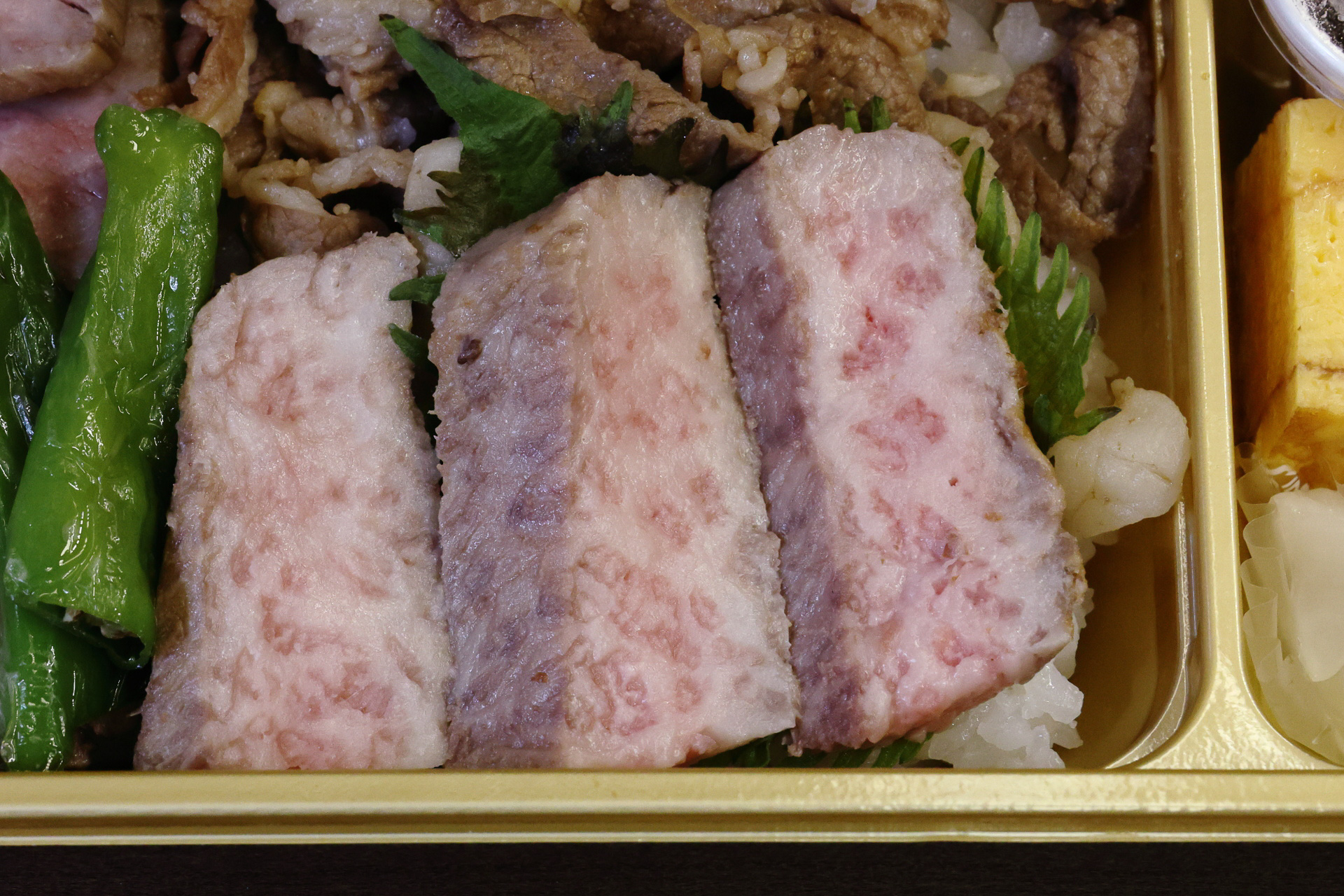 軽く炙っただけのレアな食感が贅沢な豊後牛のステーキ