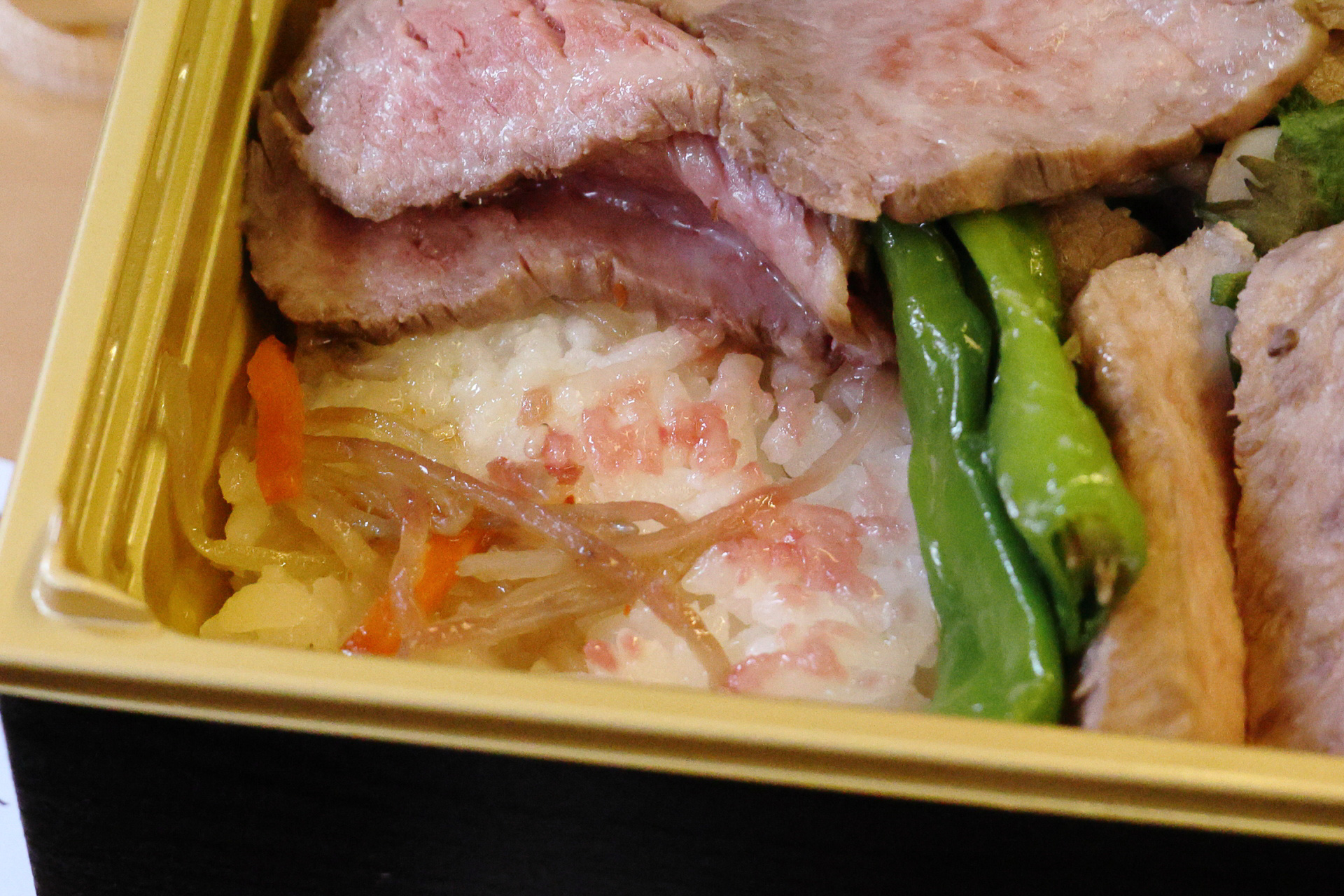 肉とご飯のあいだにも一手間かけてますr