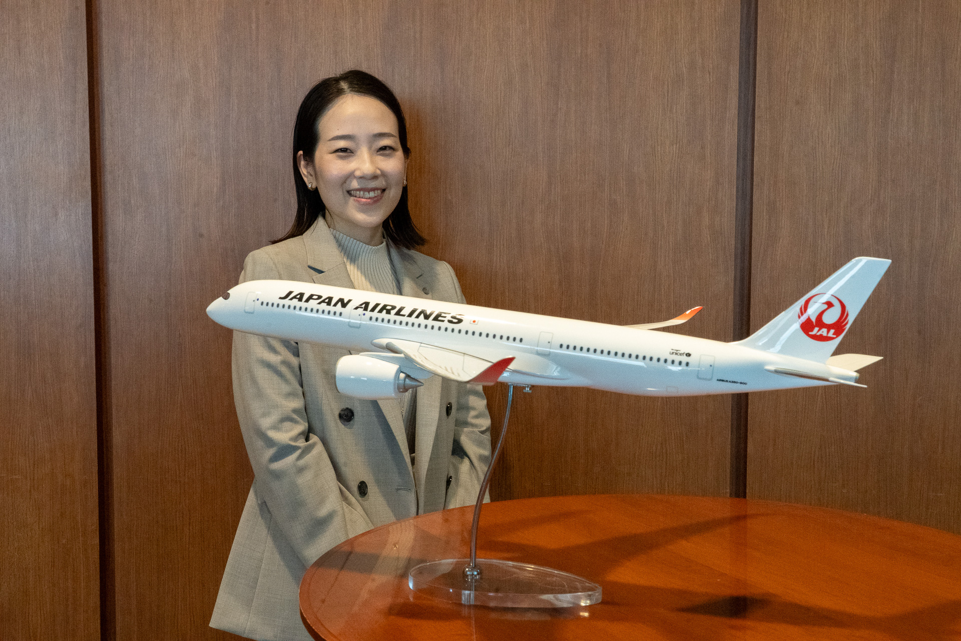 「目的地が選べないからこそ広がる旅の楽しさや予想外の素敵な出会いをより多くの皆さまにお届けしたい」と話す日本航空株式会社 マイレージ事業部 アシスタントマネジャー 大塲しおり氏