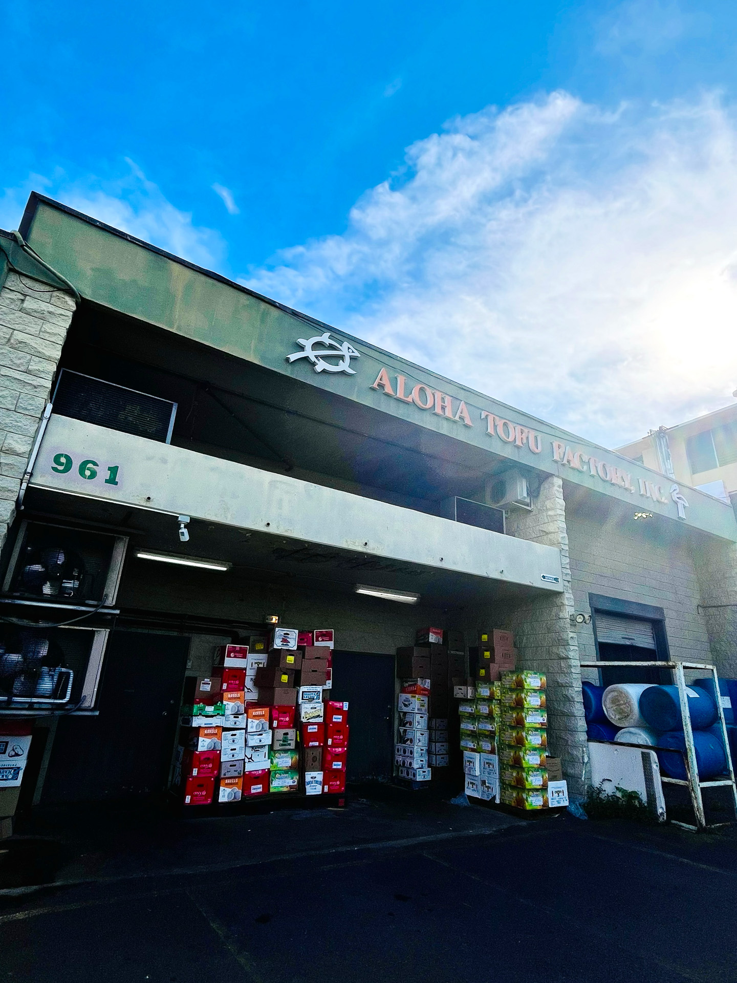 アロハ豆腐の工場。ここでできたての豆腐や納豆などを直売している