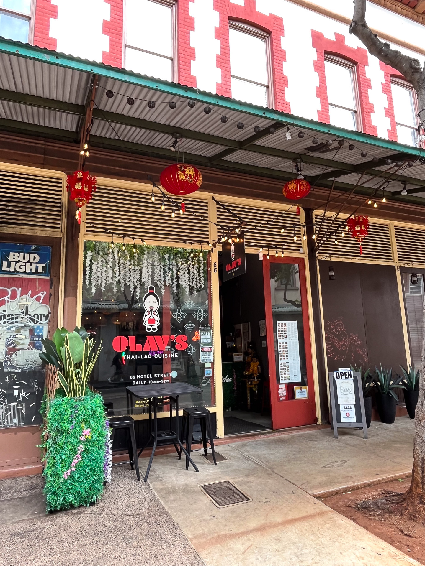 ダウンタウンのホテル通りにこぢんまりとした入り口がある