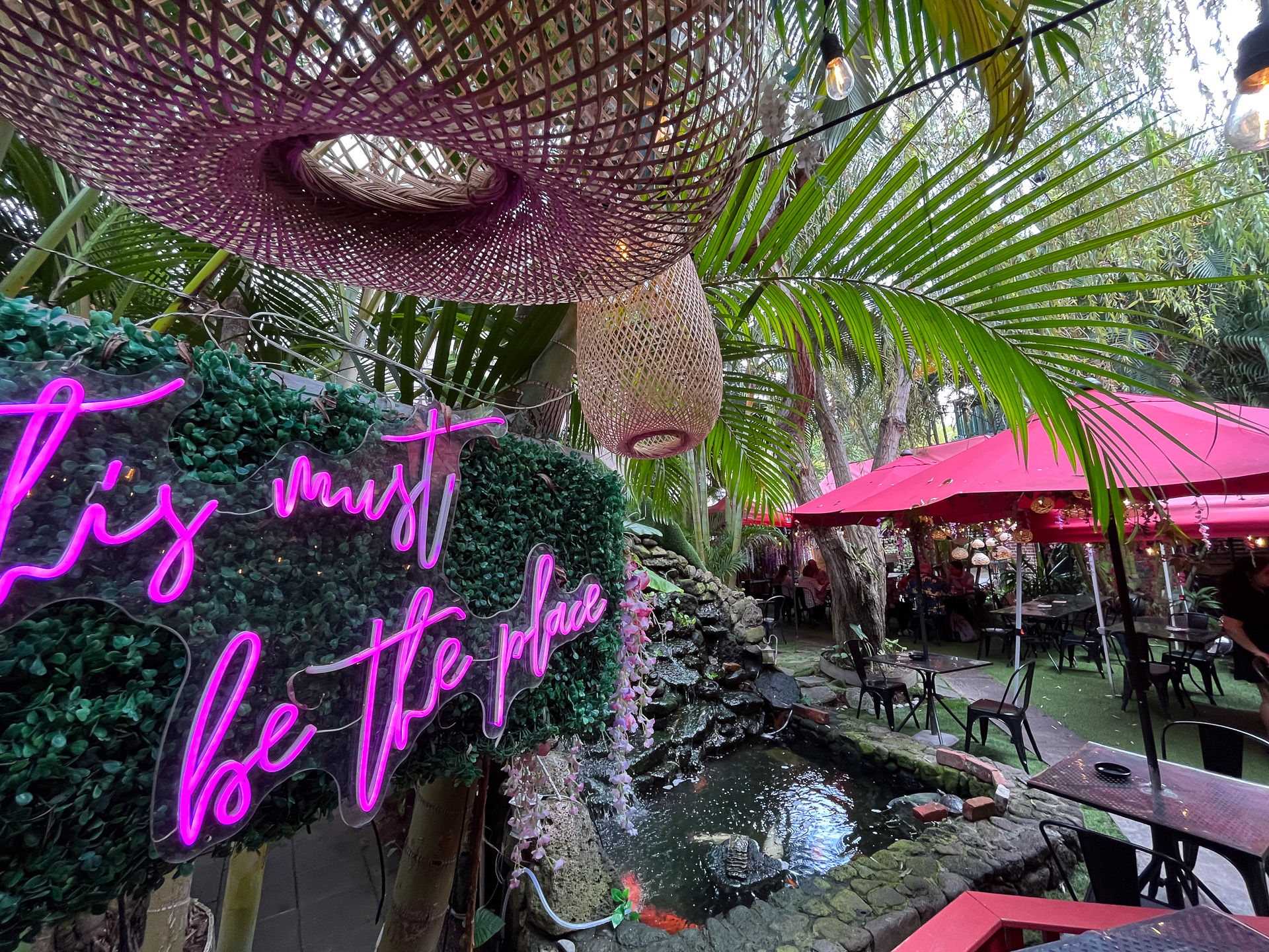 店内を奥へ進むと、開けた空間が広がる