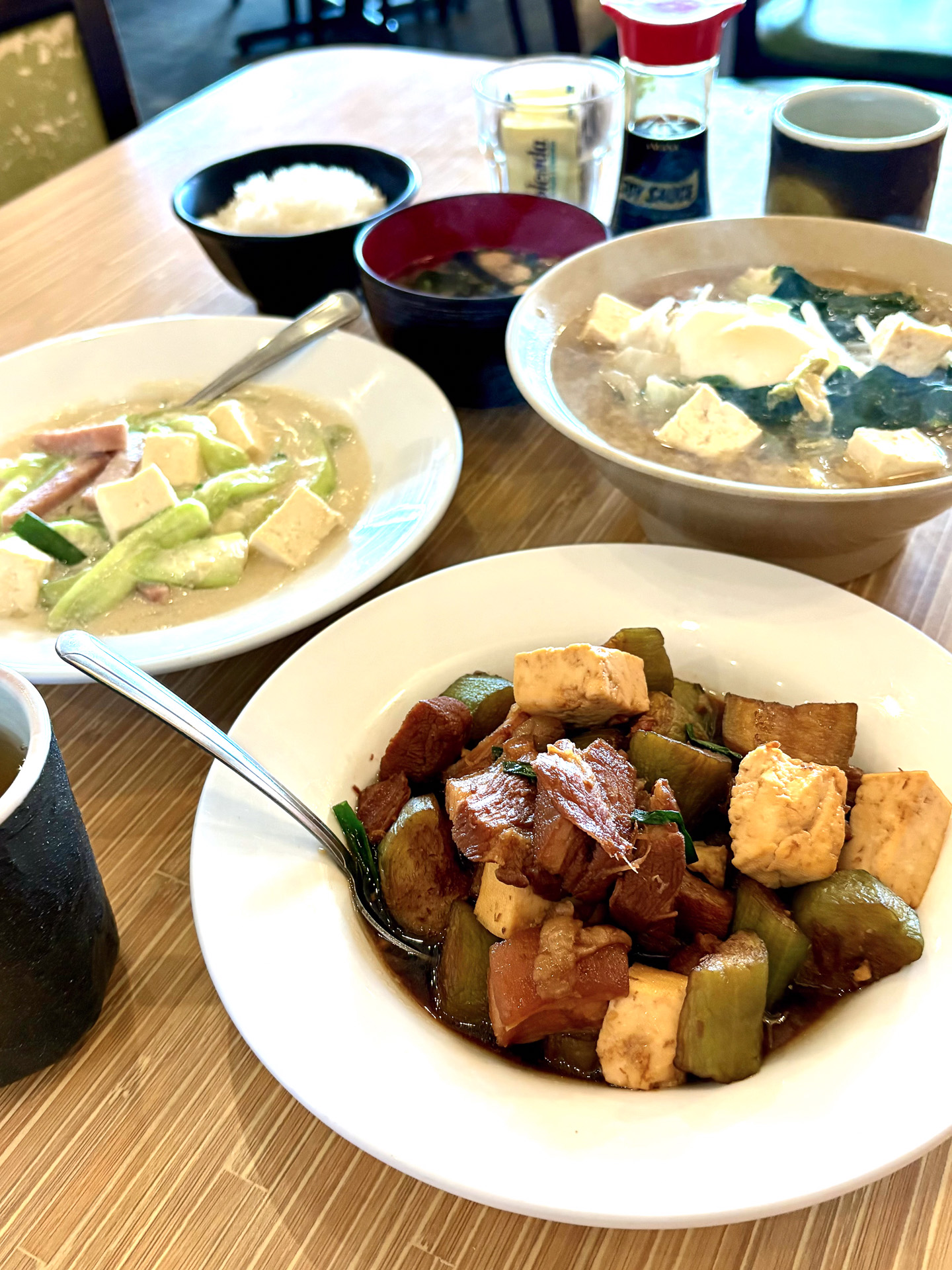 手前から、なすびと豆腐/ナーベラーと豆腐のチャンプルー、オキナワンみそ汁（すべてご飯とみそ汁付きで21.95ドル）。チャンプルーは角煮やチキンなどから具材を選べる