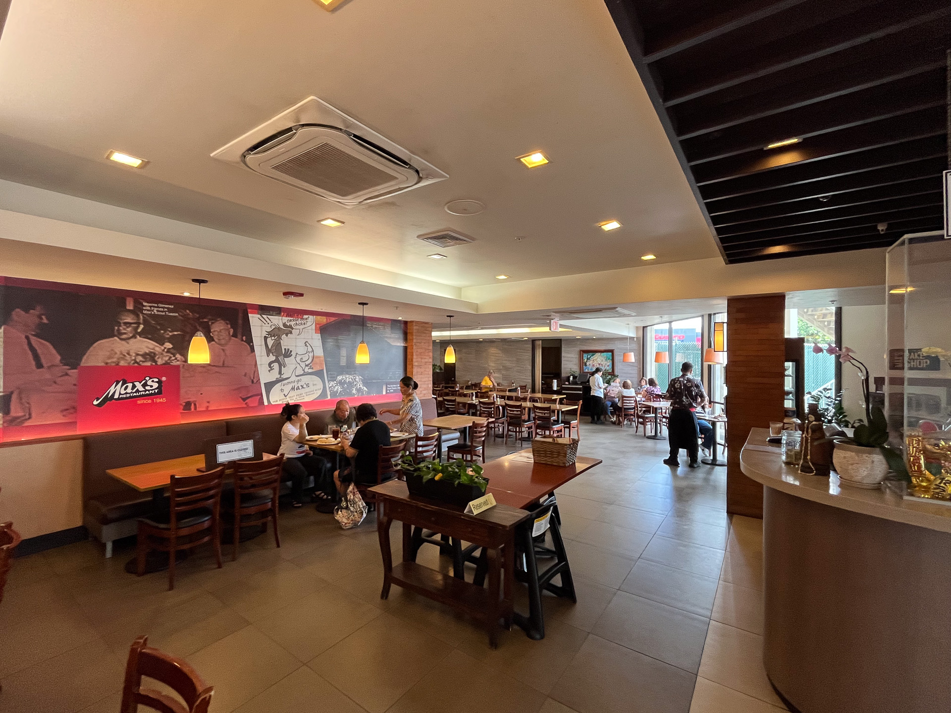 カジュアルで広い店。フィリピン系の住民に愛されている