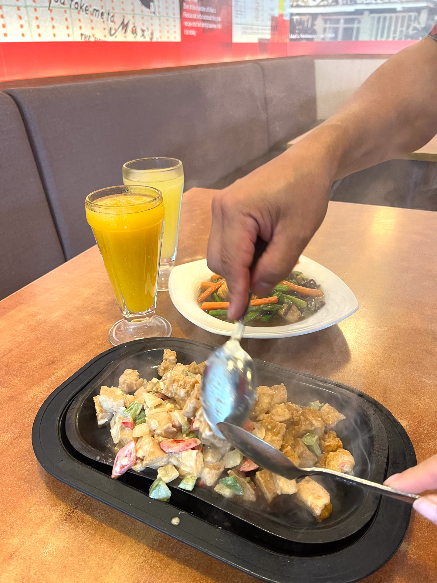 目の前の鉄板ザラでソースを混ぜてくれるシズリング豆腐（19.95ドル）