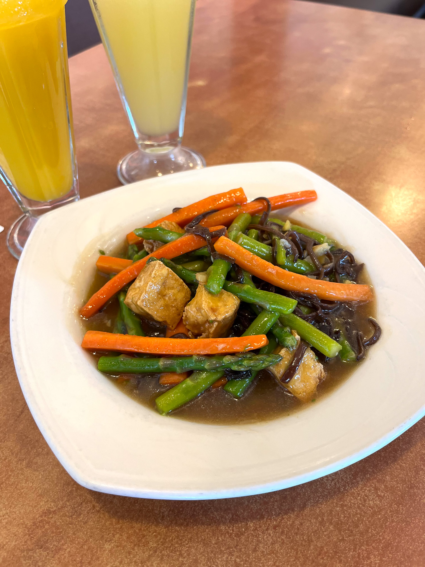 シンプルながら箸が止まらなかったアスパラガスと豆腐の炒め物（19.95ドル）