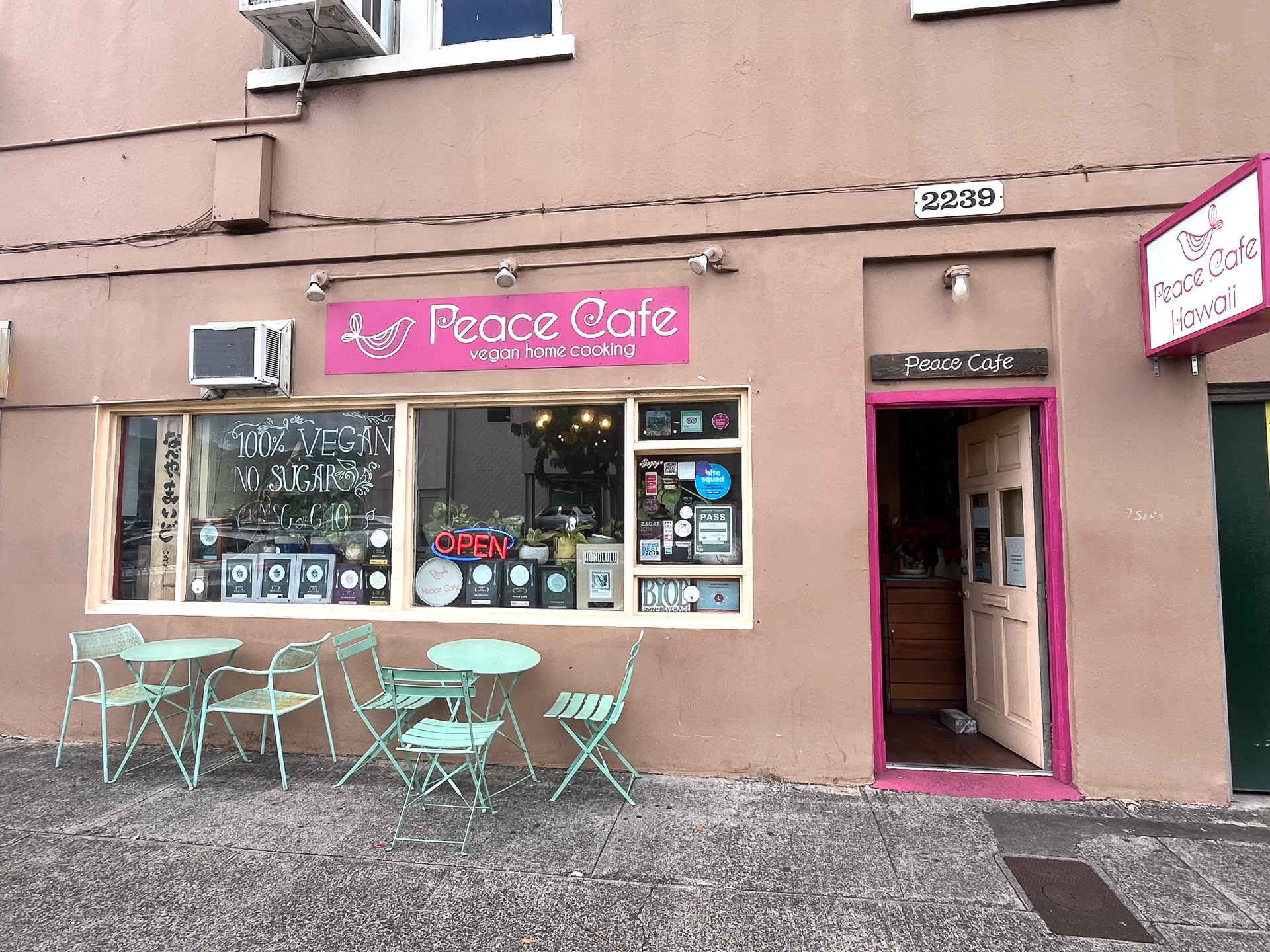 グルメ通りとされるキングストリートにある「ピースカフェ」