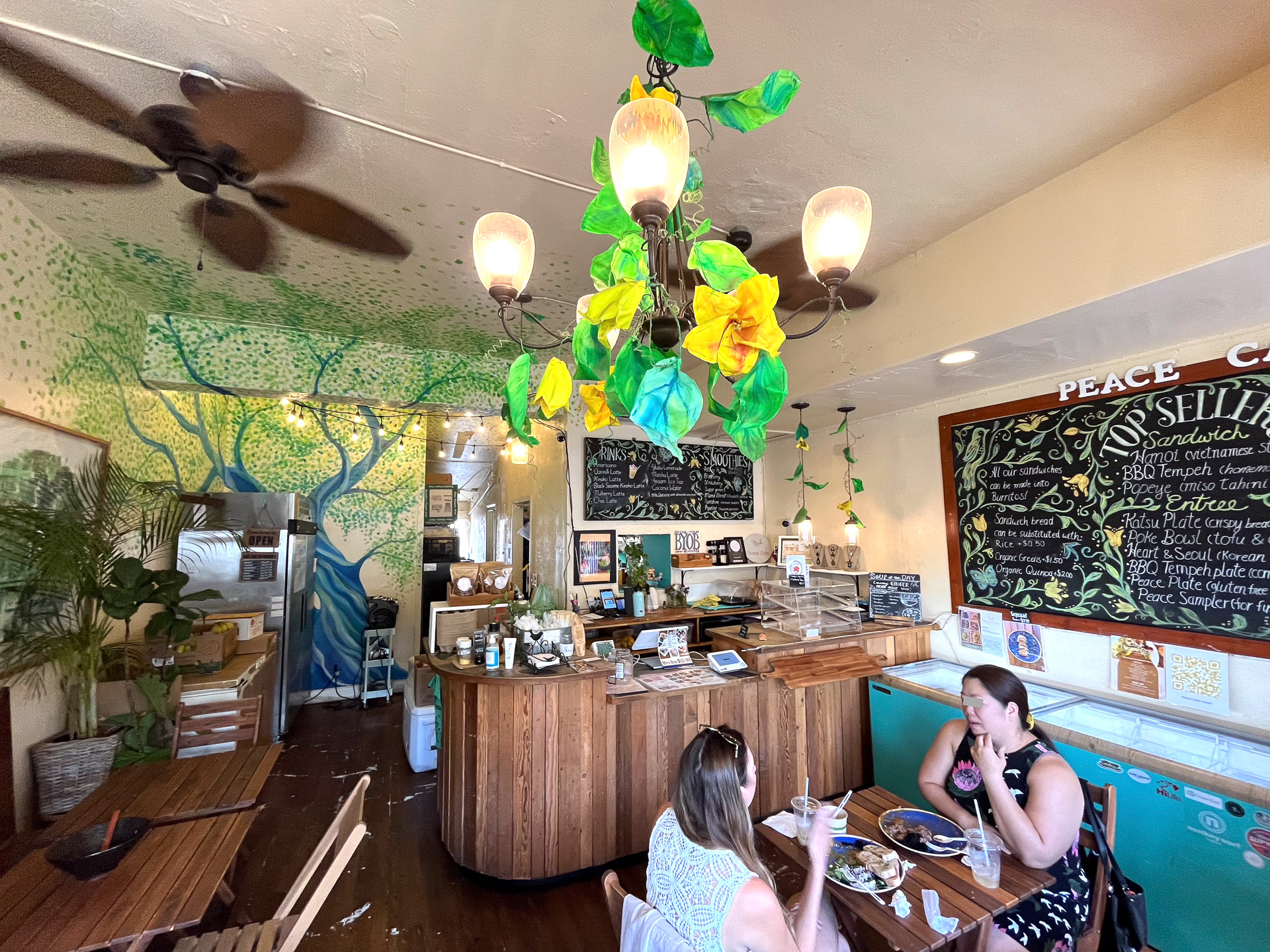 木の温もりを感じる店内。店の奥にキッチンがある