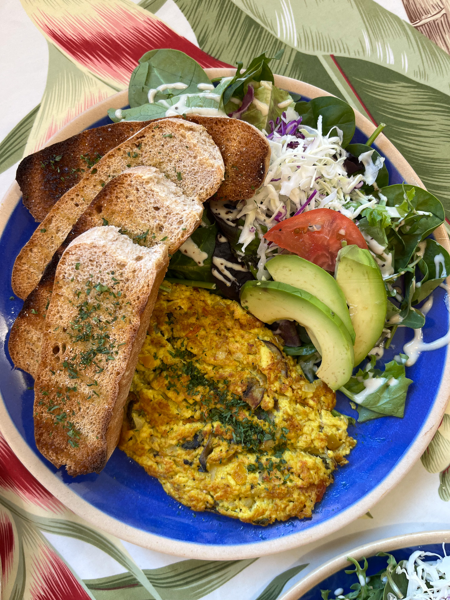 ホテルの朝食をイメージした豆腐スクランブル（18.50ドル）。パンも美味