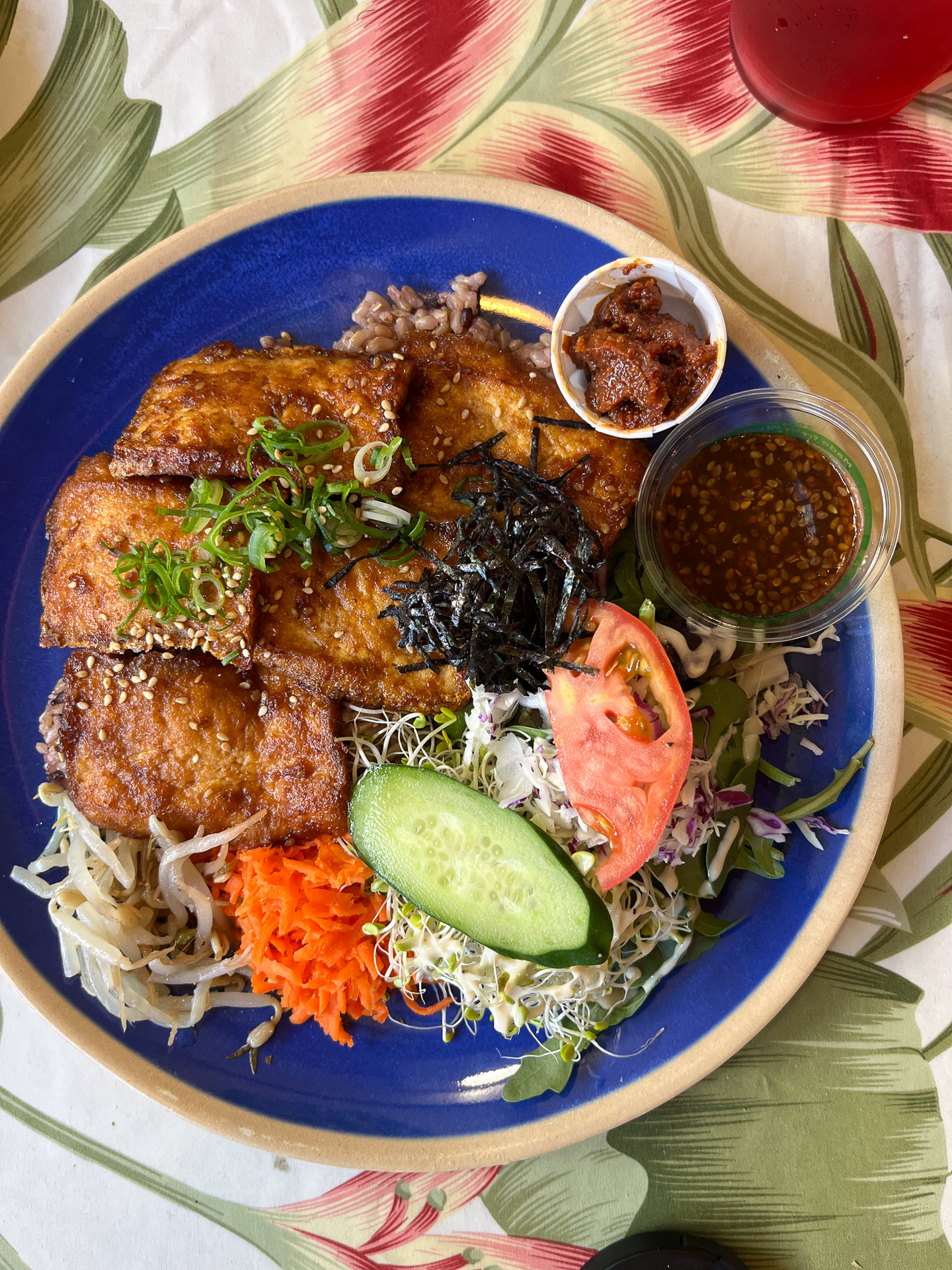 玉ねぎ、赤ワインやブランデーを煮詰める特製のタレを絡めた豆腐焼肉（17.50ドル）