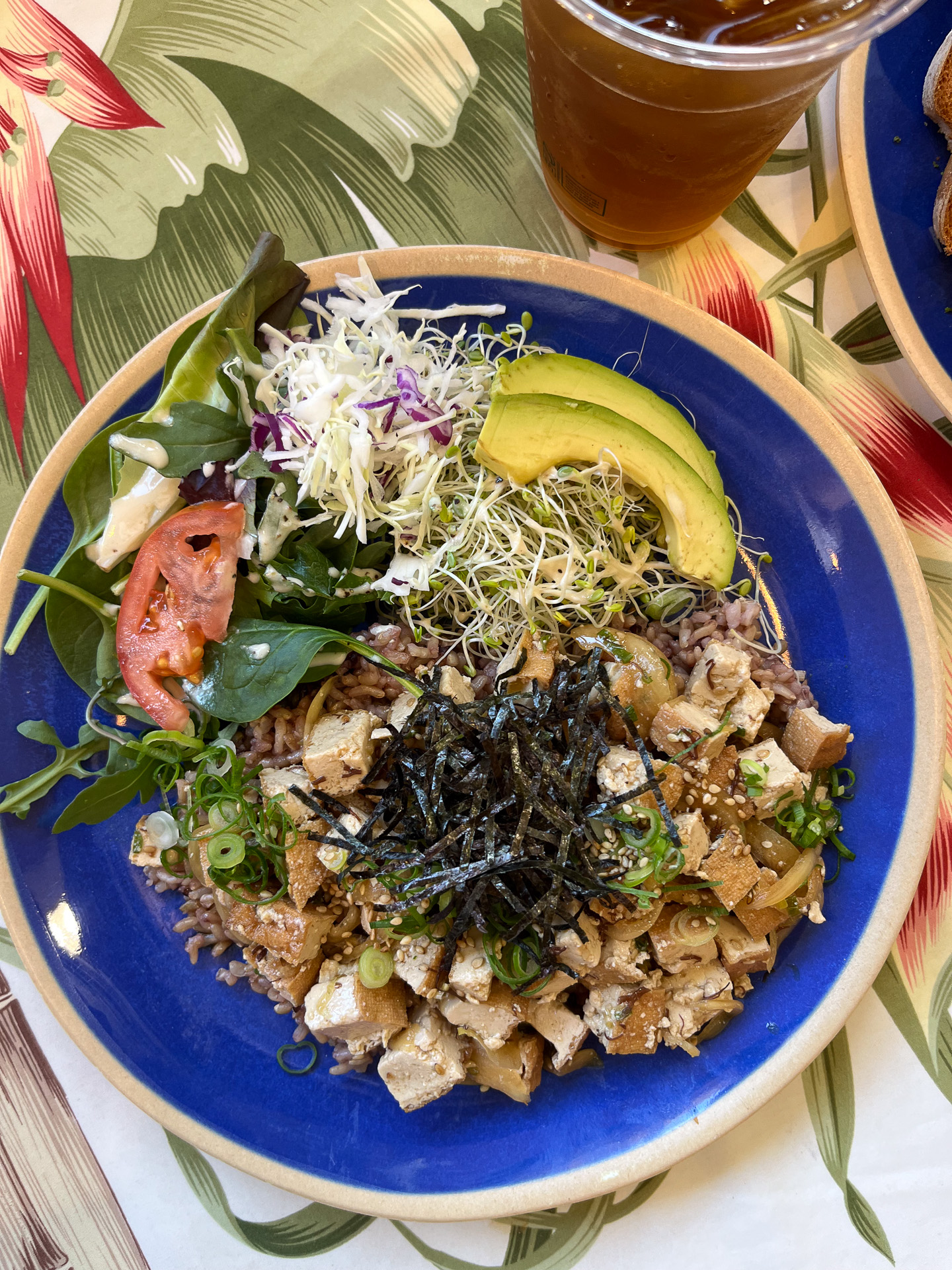 たまり醤油と玉ねぎなどの黄金比が最高の旨みを出すという豆腐ポケ丼（16.50ドル）