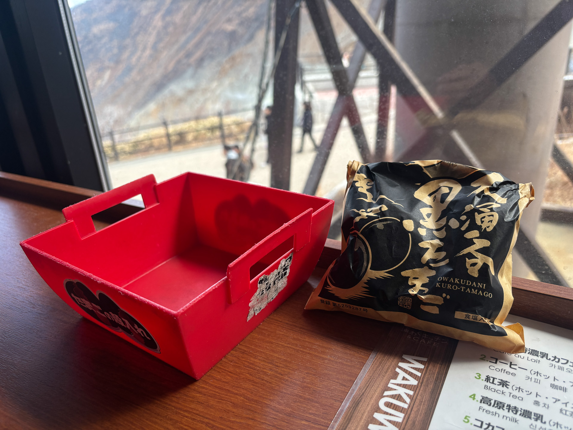 殻入れもあって、この売店で食べて正解