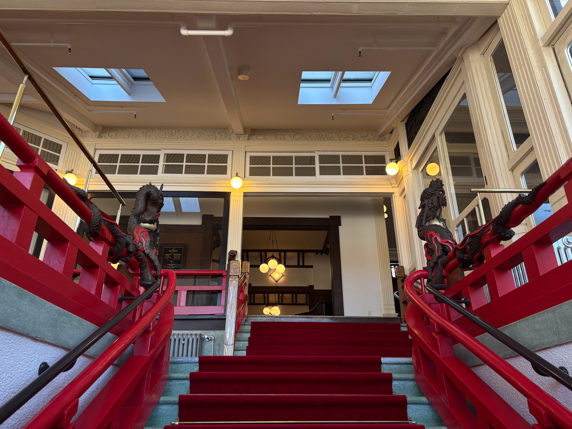 立派な階段を登ってメインフロアへ