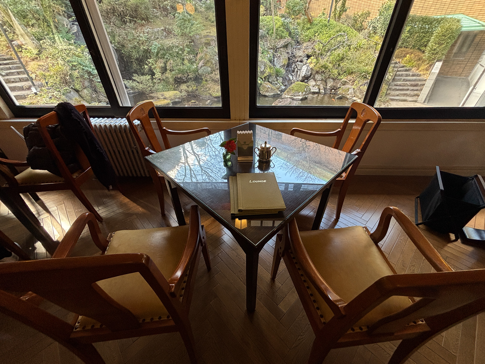 ティーラウンジの庭園側のお席