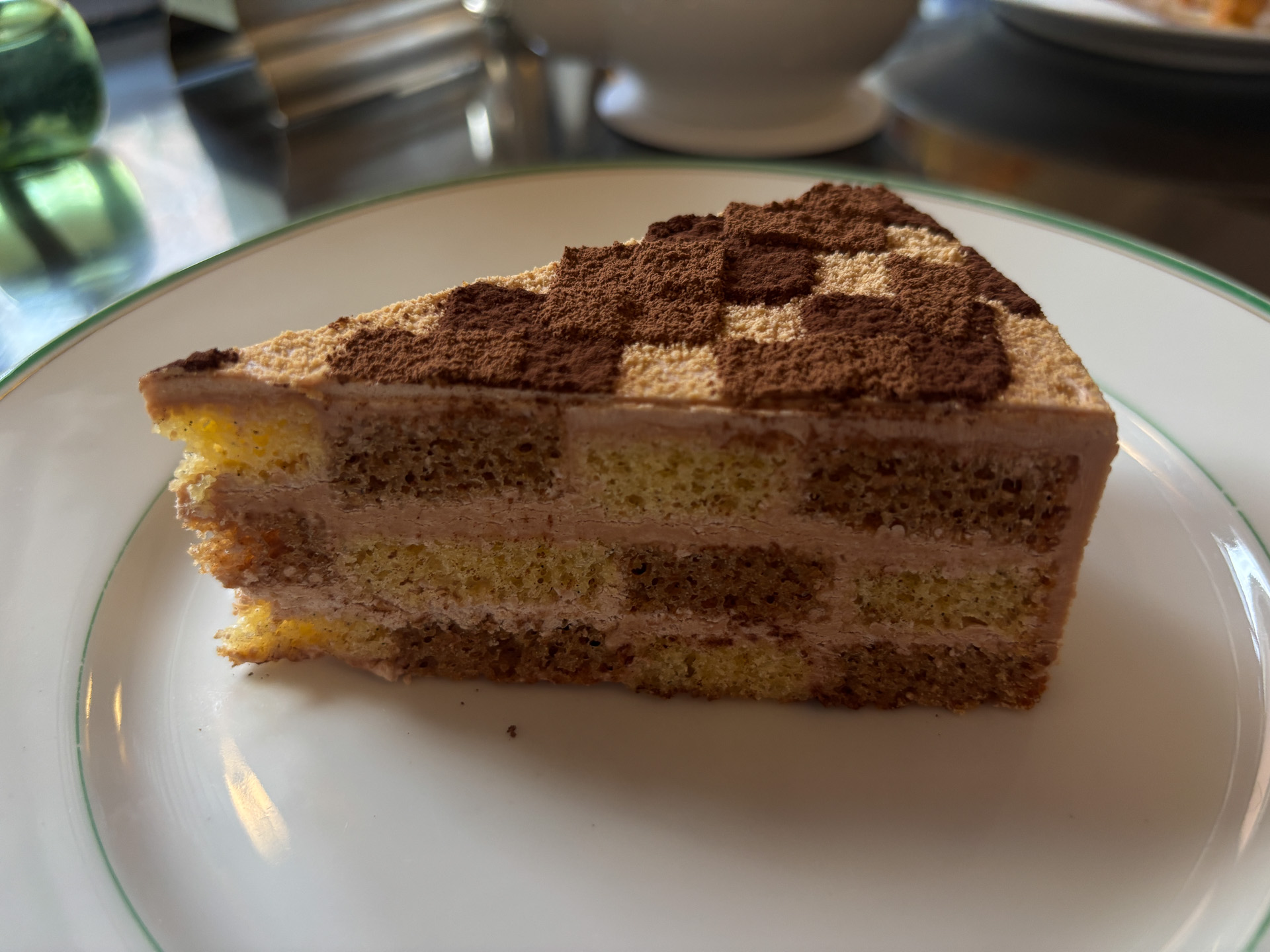 スパイスの効いた寄木細工ケーキ