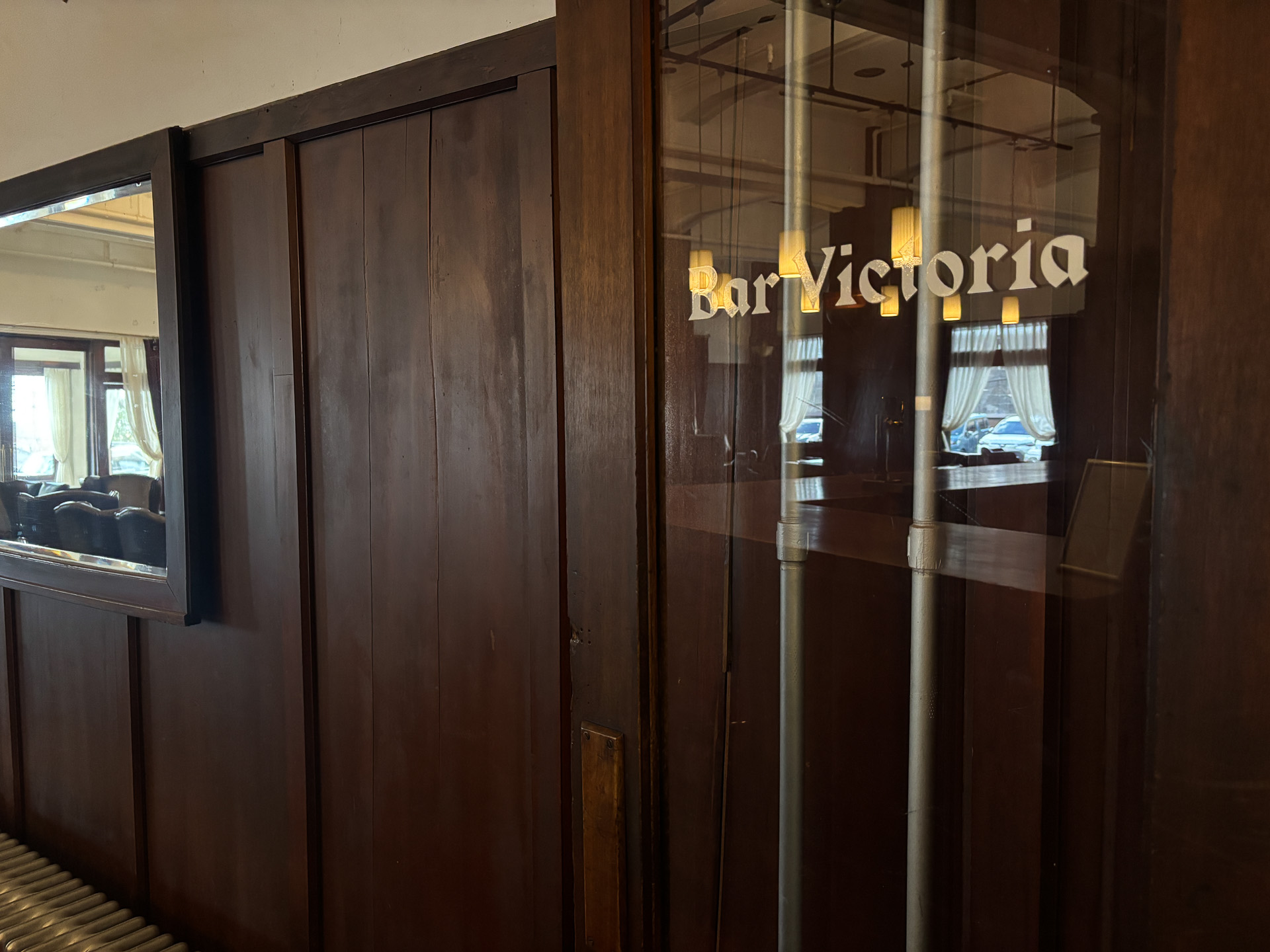 大人な雰囲気のバー・ヴィクトリア