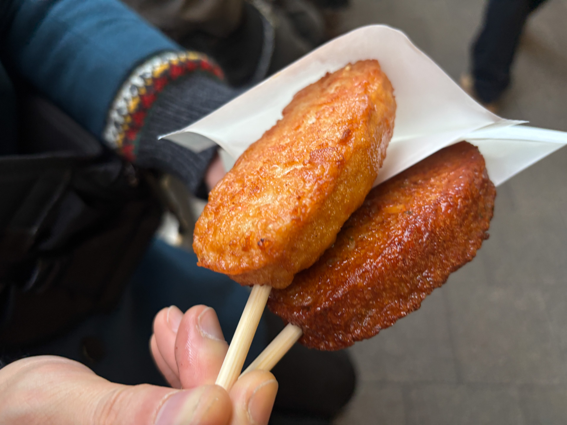 右が珍味、左がカニ