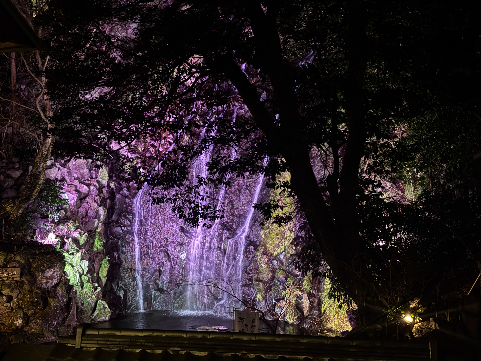 夜の滝もきれいでした。こちらは女子露天風呂からも見えます