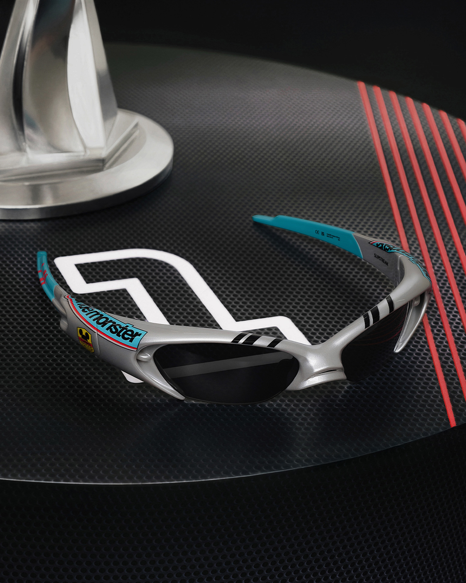 コラボモデルは全8種類。レーシングカーの構造的要素を再解釈したデザインを採用