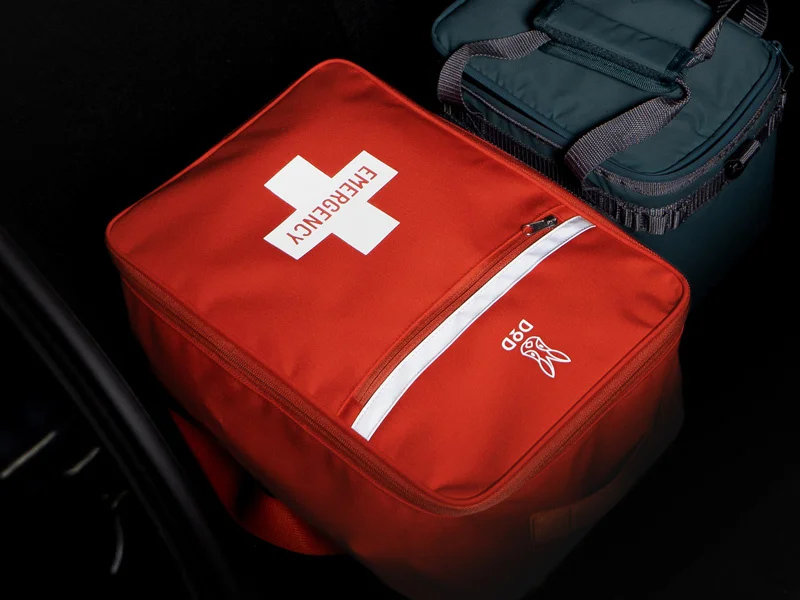 バッグは鮮やかなオレンジ色に反射プリントつき