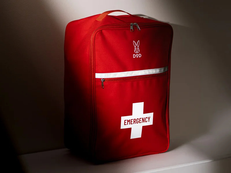 バッグは鮮やかなオレンジ色に反射プリントつき