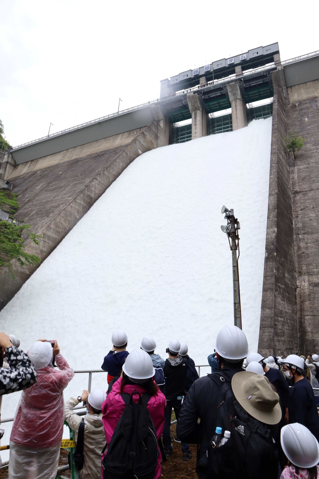毎秒最大100トンの放流量を誇る日本最大級のホロージェットバルブを有する「藤原ダム」