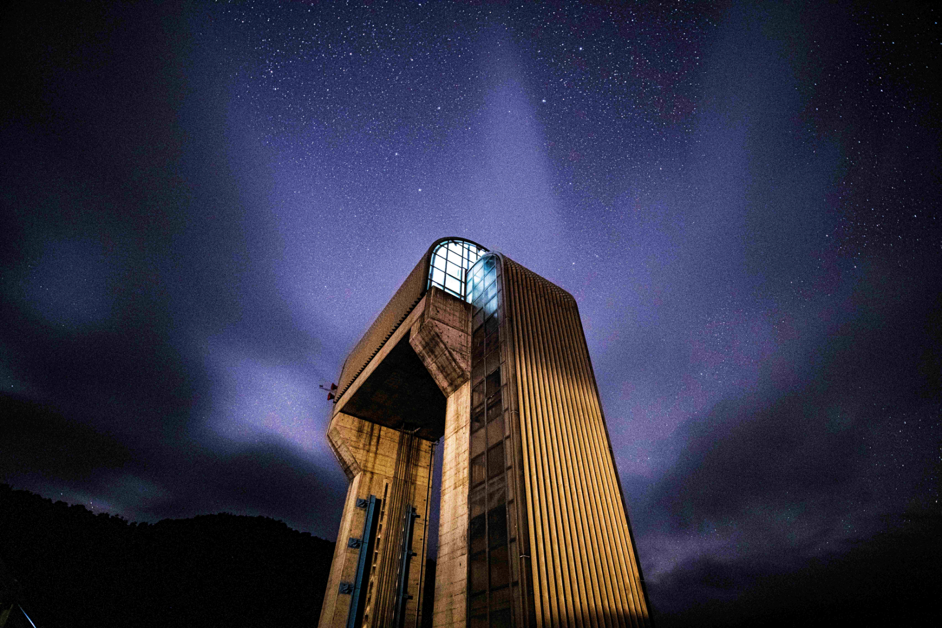 奈良俣ダムでは一夜限りのナイトツアーも開催。夜の堤内散策と満天の星を楽しめるという。みなかみ町内2か所からバス送迎あり