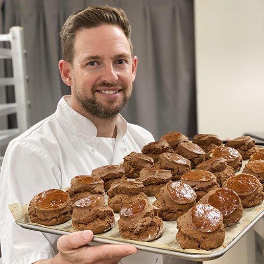 ライアン・スメドレーの「コーニッシュ・スコーン」（アールグレイレモン/プレーン/チョコチップ/いちじくクルミ、1個389円）。数々の受賞歴を持つライアン・スメドレー氏も来場