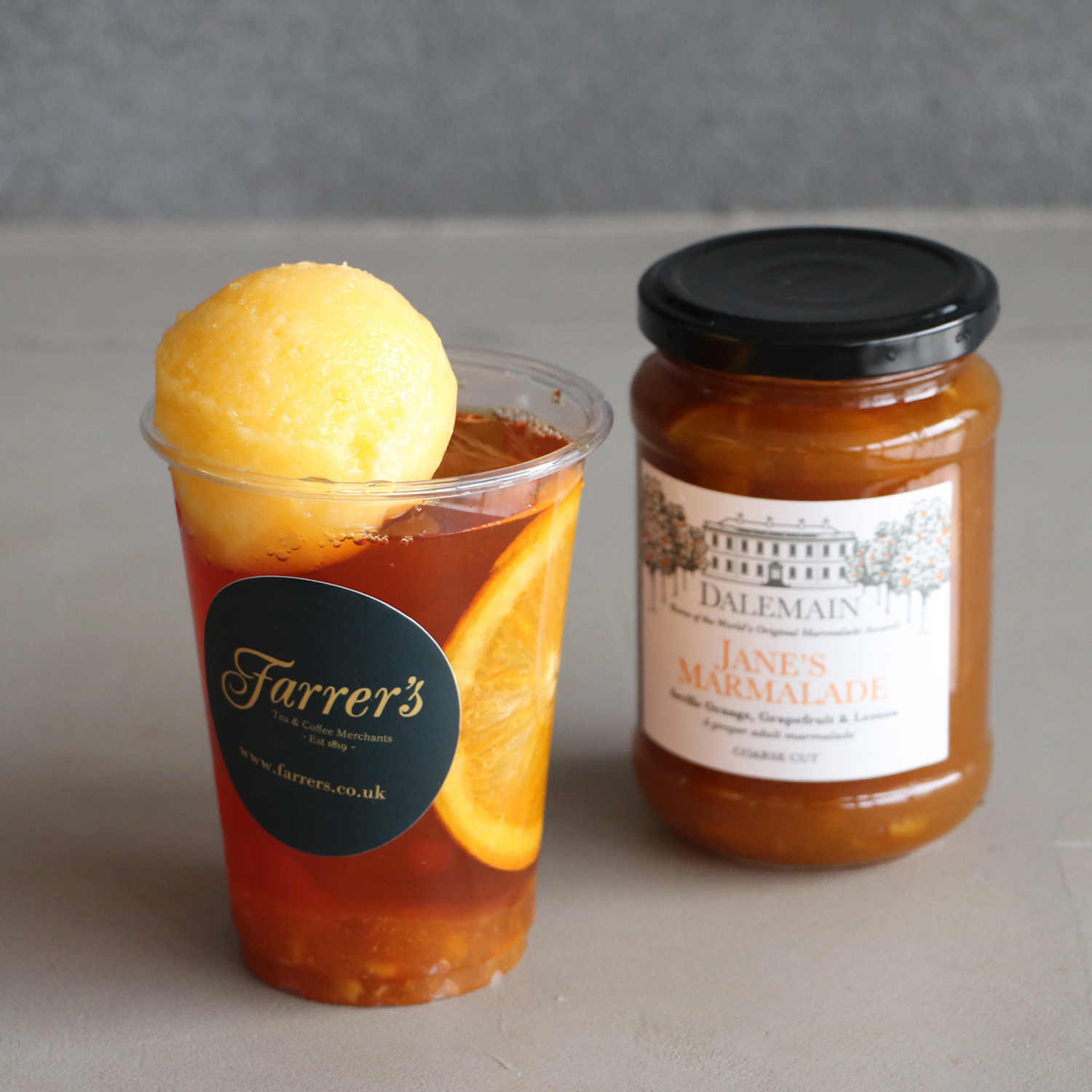 Farrer'sの「レイクランド・ビターオレンジティー（オレンジアイスをのせて）」（1杯990円、各日100杯限定）