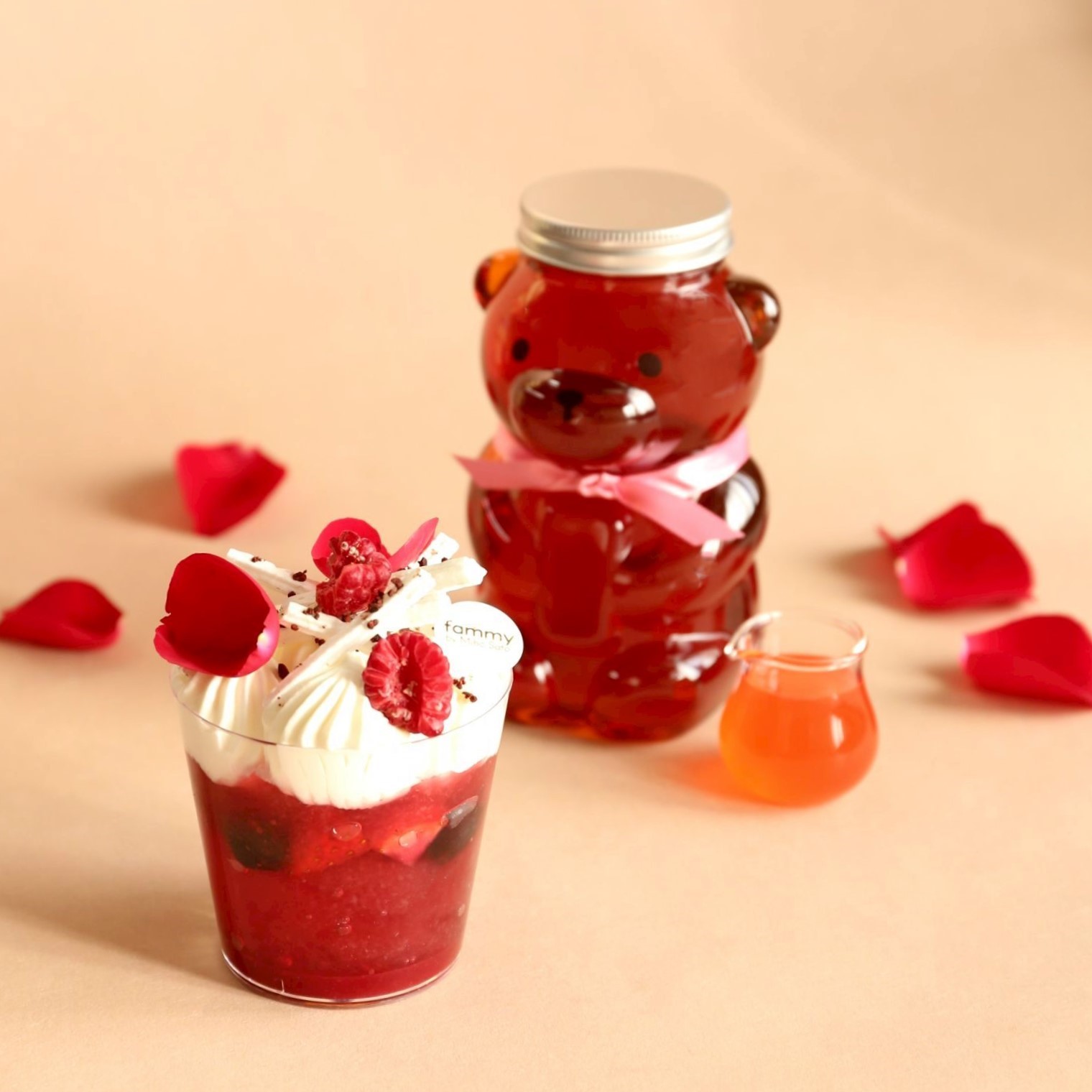 Darvilles of Windsor×Fammy by Miho Satoの「ティー＆スイーツのブリリアント・ペアリング」（紅茶とトライフルのセットで2200円、販売は3月14日～17日、各日20セット限定）