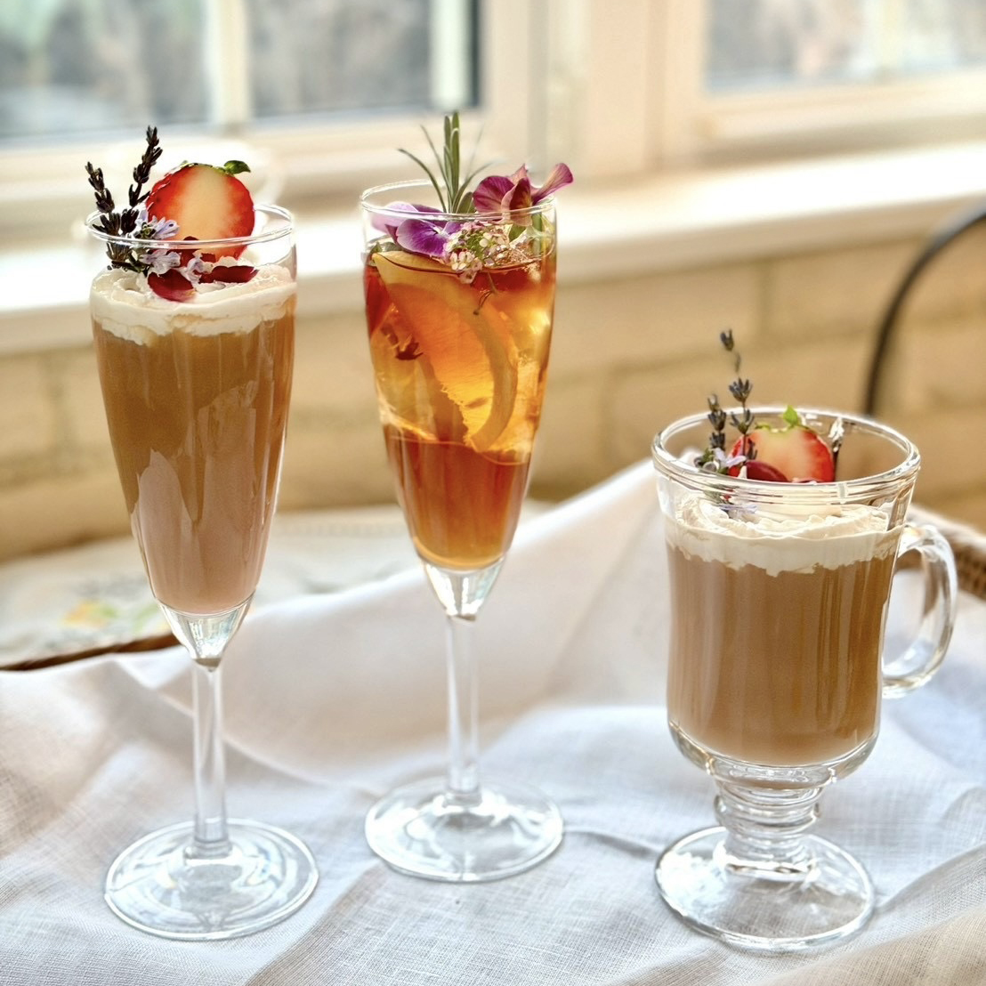 スティルルームスの「ローズブルームチャイ」（アイス/ホット）と「スプリングガーデンフルーツ＆フローラルティー」（各1210円、販売は3月10日～13日、各日各20杯限定）※3月10日はエムアイカード会員招待日