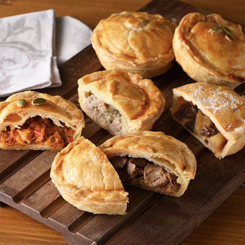 全英チャンピオン歴を持つ老舗ターナーズパイの「パンプキンパイ」（1個770円）、「チキン＆ハムパイ」（1個880円）、「ダッチ・アップルパイ」（1個880円）、「ステーキ＆エールパイ」（1個990円）