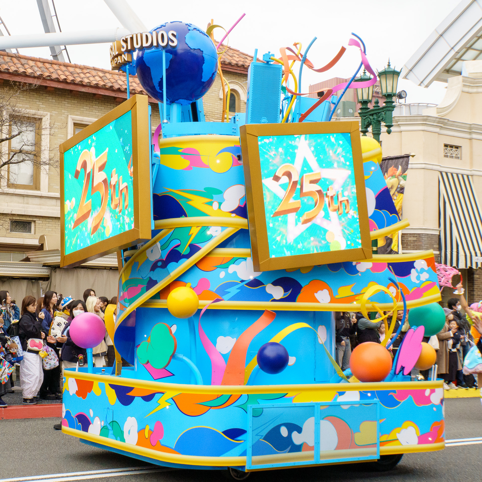 フロートのデザインが25周年仕様に