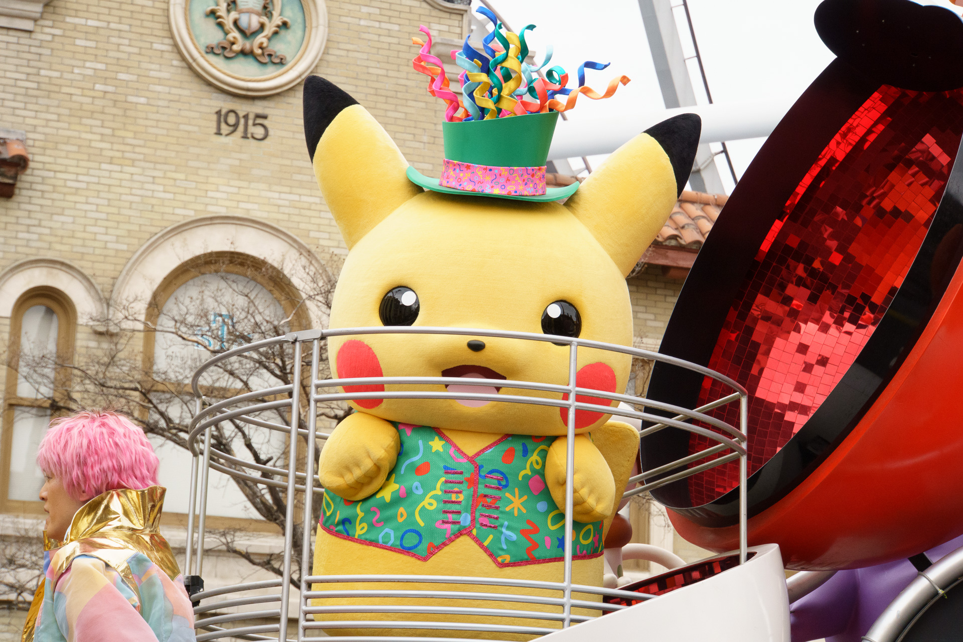 巨大ピカチュウはノリノリのダンスを披露してくれる