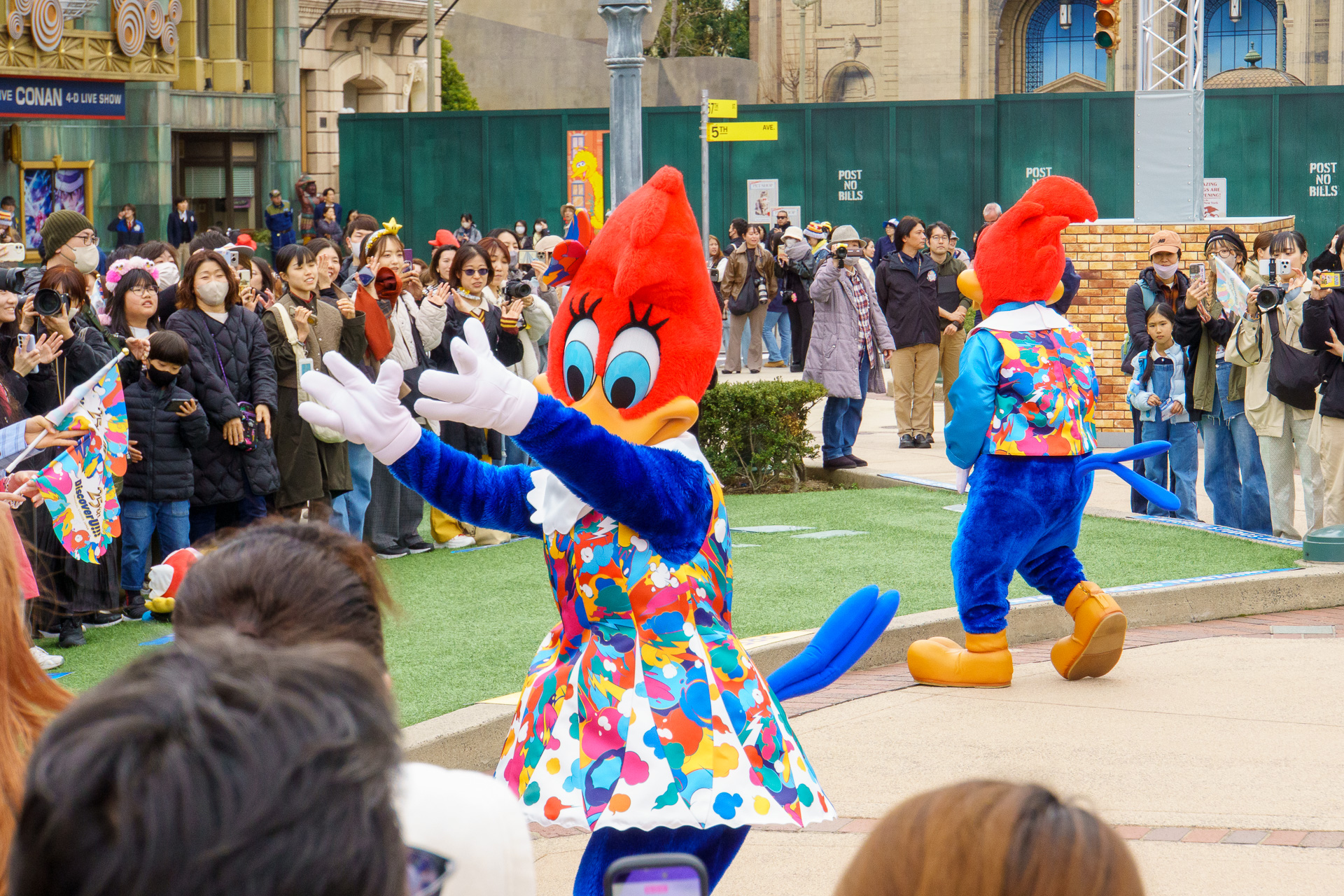 特別鑑賞エリア（2100円）では、ウッディー＆ウィニーがゲストの目の前までやってくる