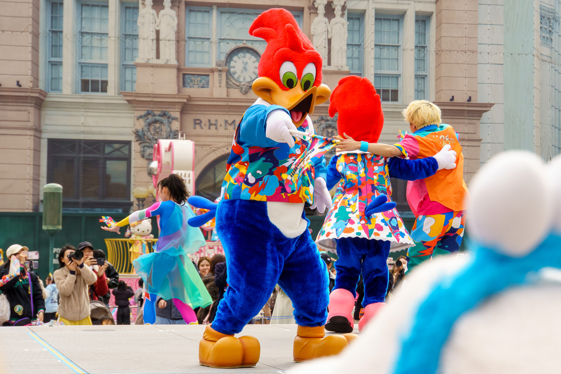 特別鑑賞エリア（2100円）では、ウッディー＆ウィニーがゲストの目の前までやってくる