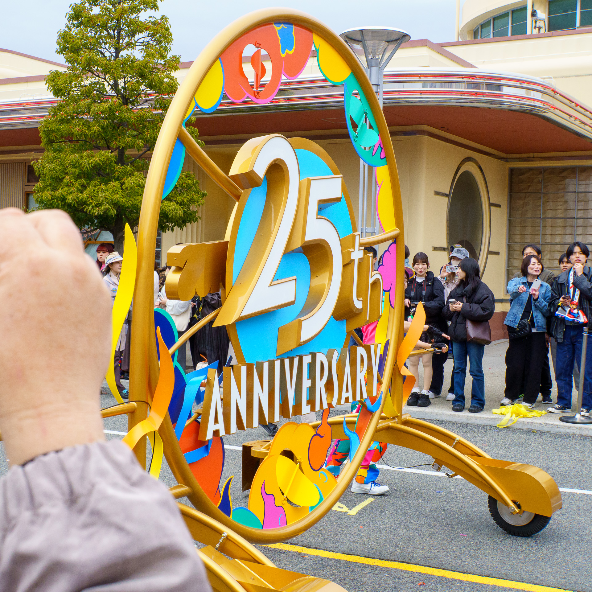 フロートのデザインが25周年仕様に